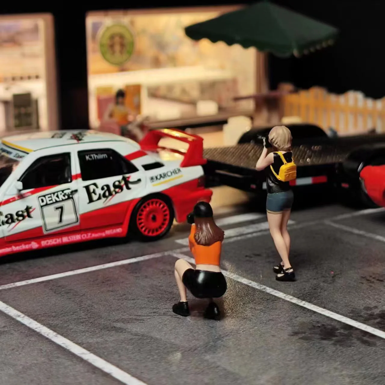 GX-DIORAMA 1/64 Figurine set "Female Photographer Duo" - Image 4
