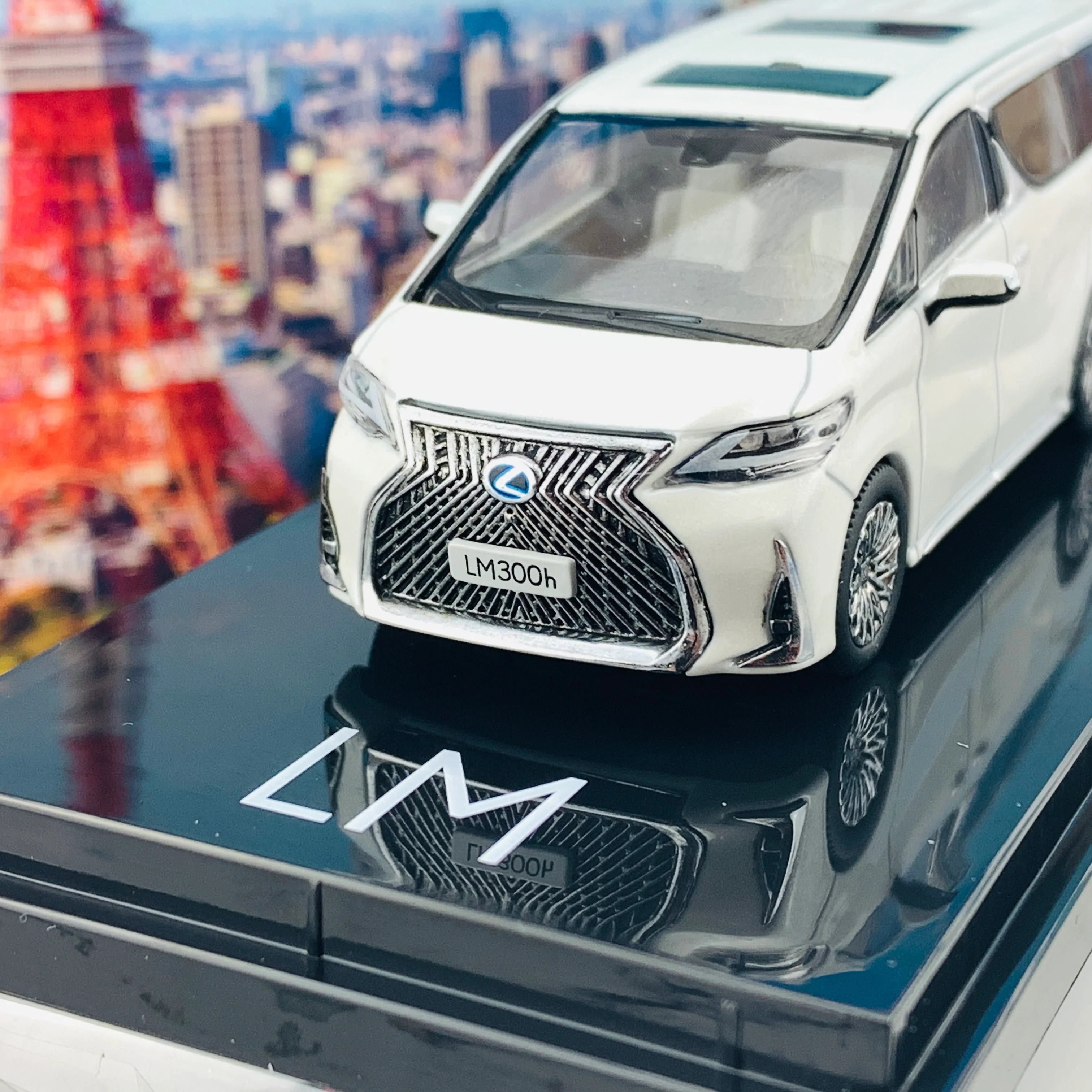 HOBBY JAPAN 1/64 LEXUS LM 300h HYBRID 4 SEATER WHITE with WHITE INTERIOR (LHD) HJ641022CAWW - Image 3