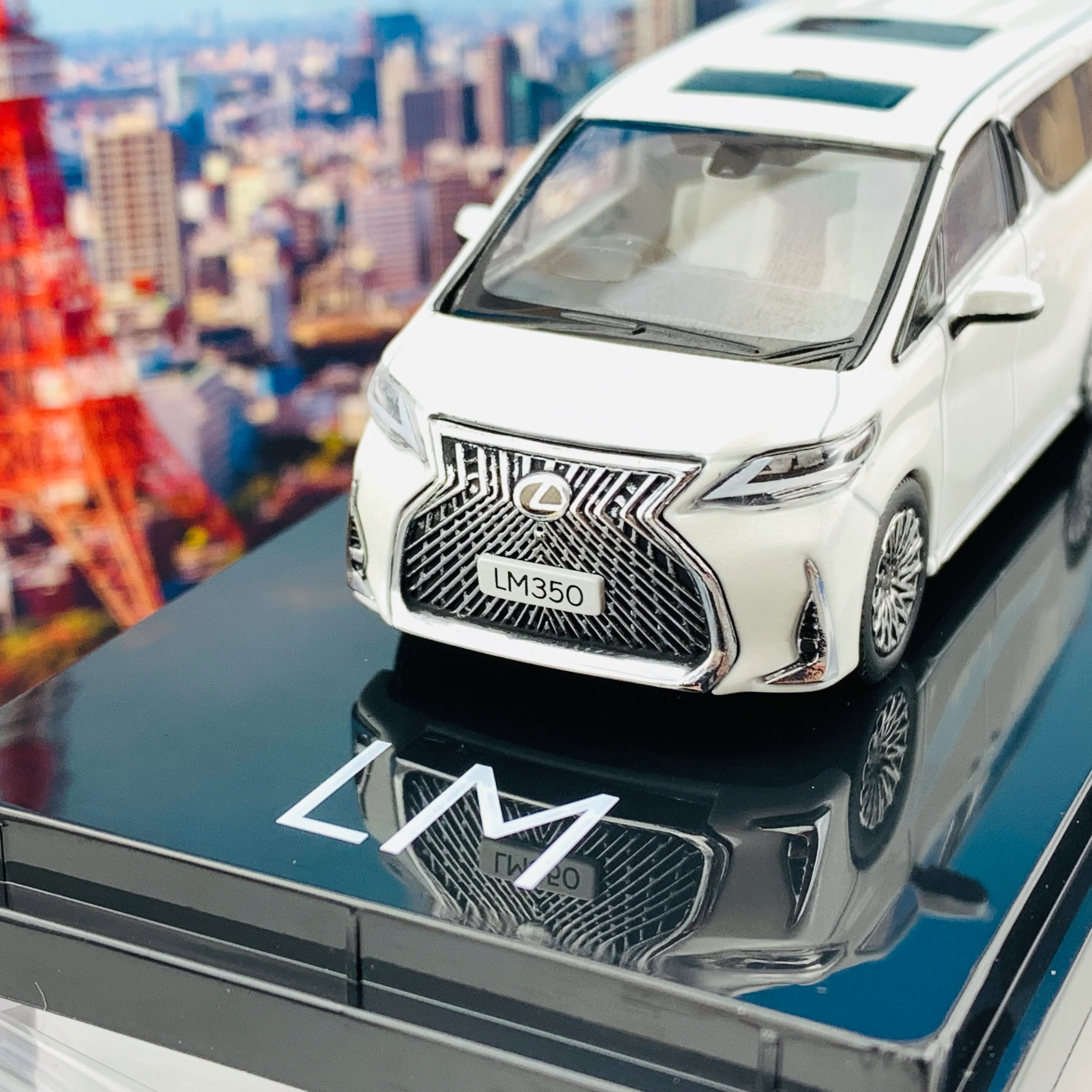 HOBBY JAPAN 1/64 LEXUS LM 350 4 SEATER WHITE with WHITE INTERIOR (RHD) HJ641022HAWW - Image 3