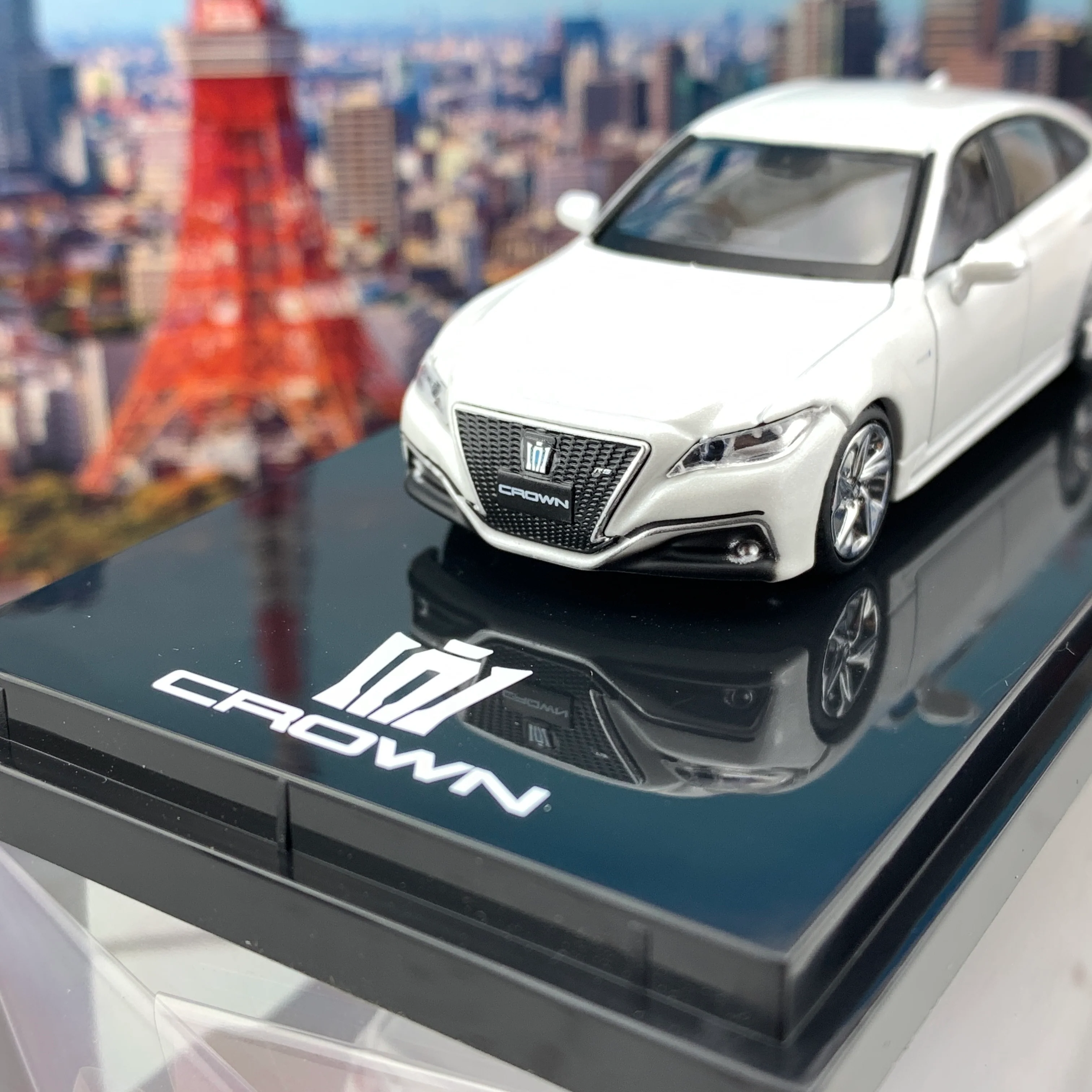 HOBBY JAPAN 1/64 Toyota CROWN 2.5L RS Advance HYBRID White Pearl HJ641009HW - Image 3