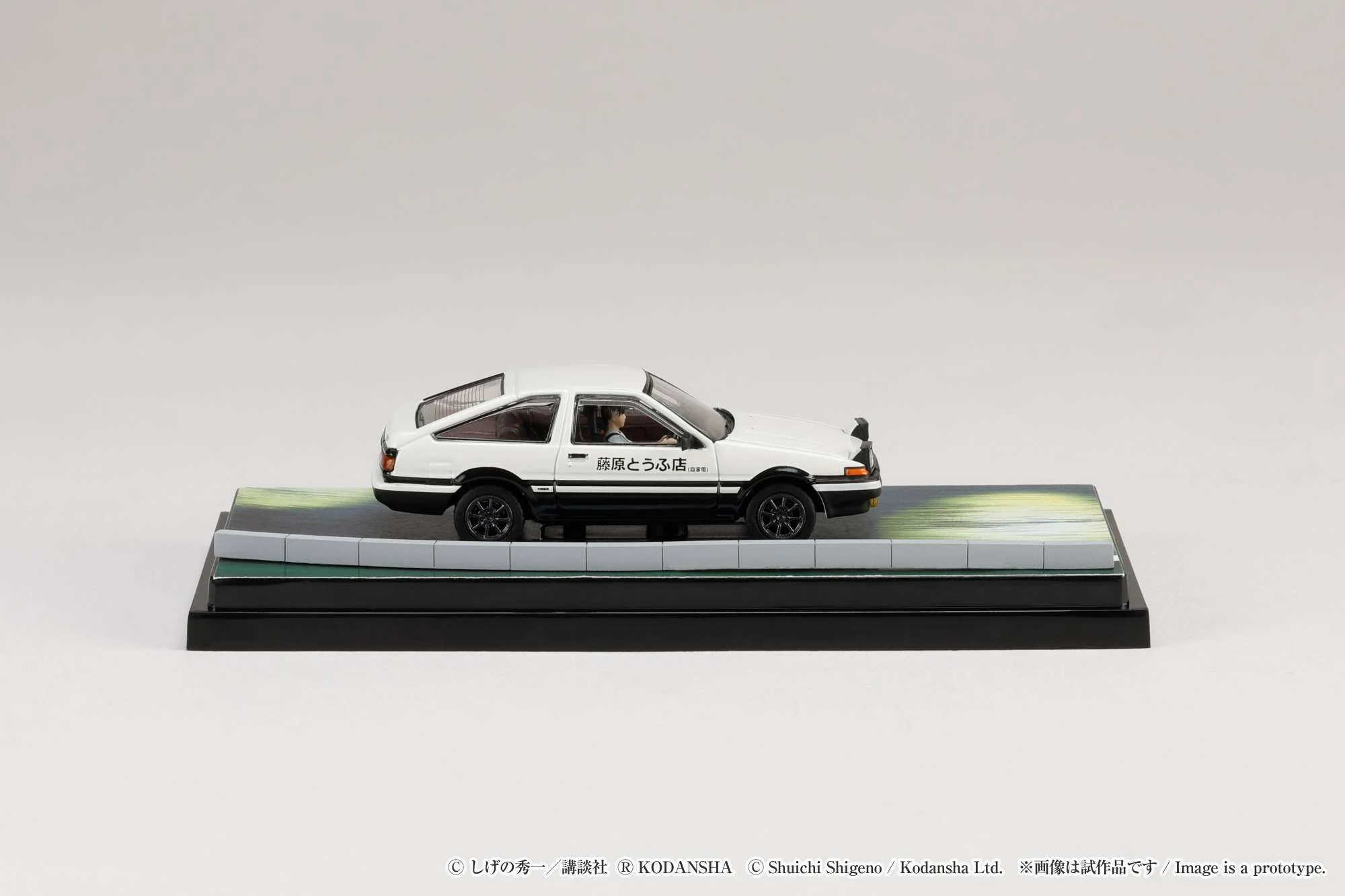 HOBBY JAPAN 1/64 Toyota SPRINTER TRUENO GT APEX AE86 / INITIAL D VS Ryosuke Takahashi With Takumi Fujiwara Figure HJ643008DB - Image 3