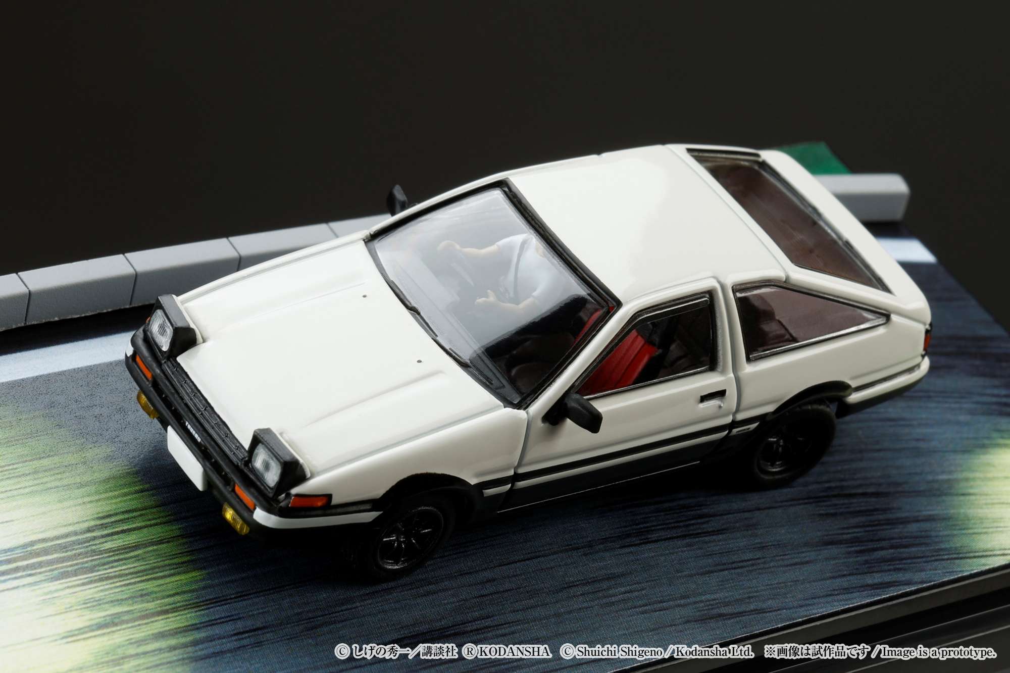 HOBBY JAPAN 1/64 Toyota SPRINTER TRUENO GT APEX AE86 / INITIAL D VS Ryosuke Takahashi With Takumi Fujiwara Figure HJ643008DB - Image 4