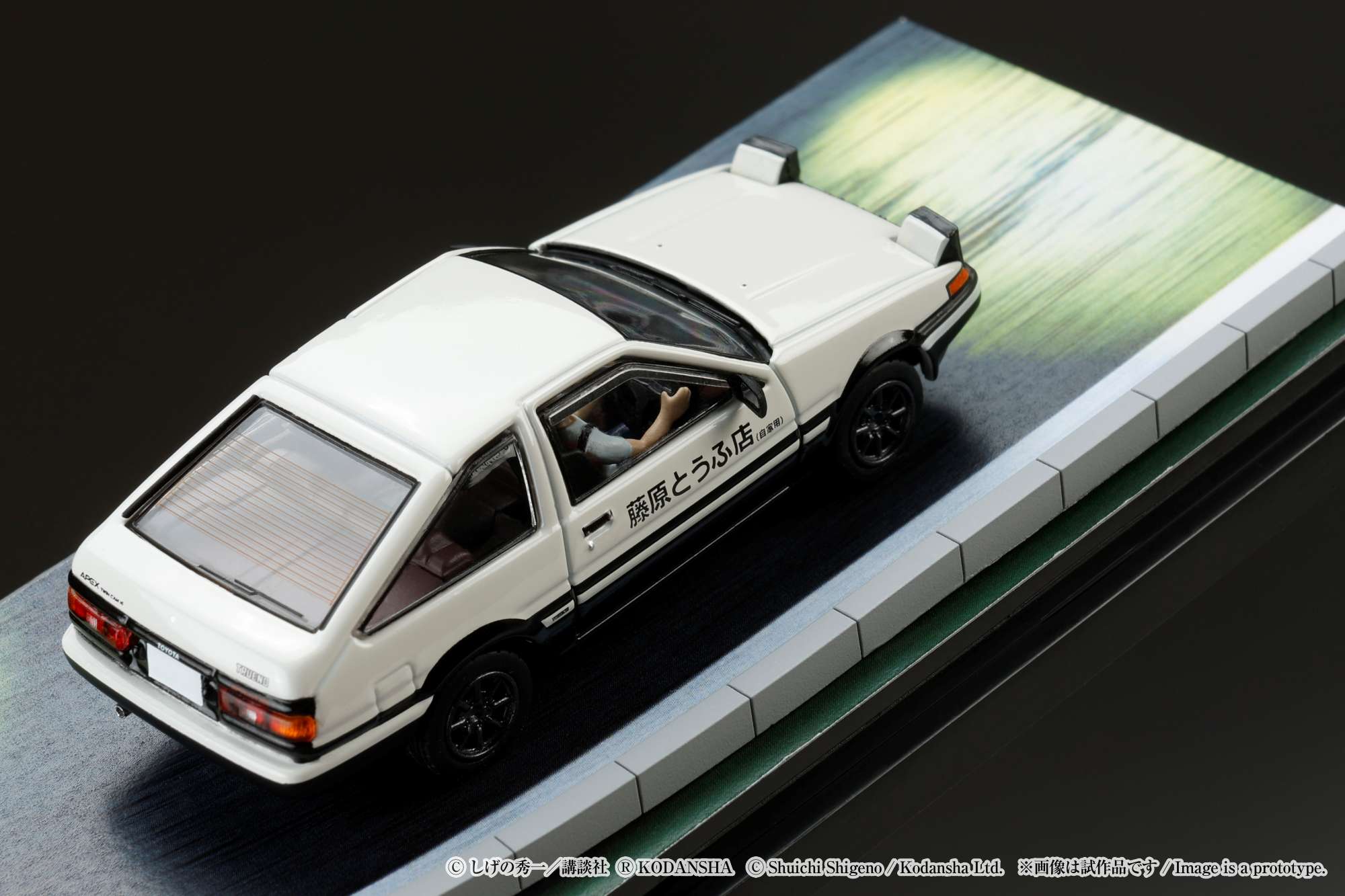 HOBBY JAPAN 1/64 Toyota SPRINTER TRUENO GT APEX AE86 / INITIAL D VS Ryosuke Takahashi With Takumi Fujiwara Figure HJ643008DB - Image 5