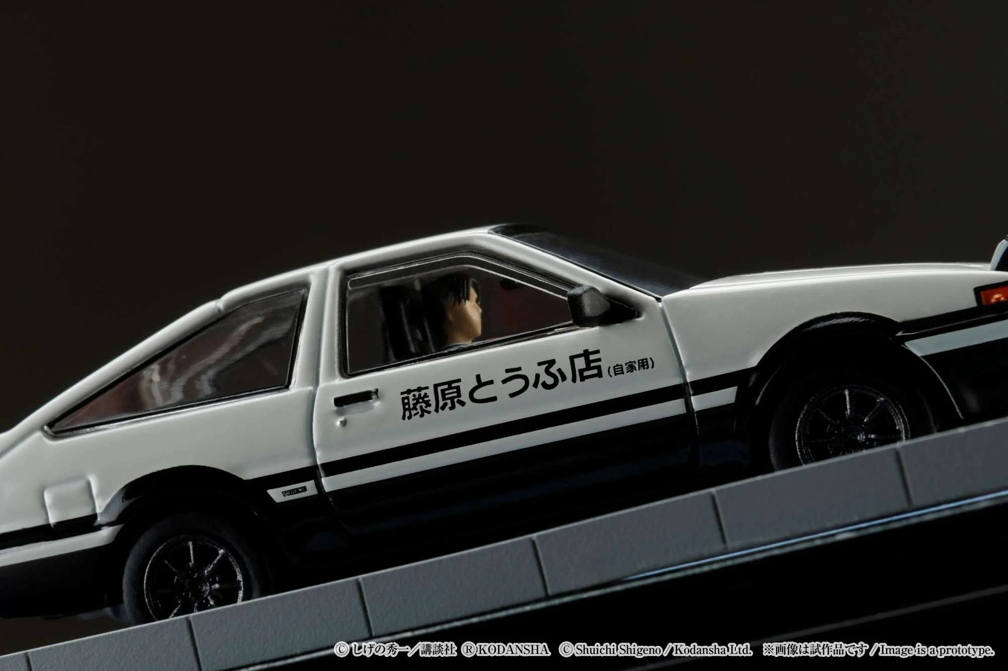 HOBBY JAPAN 1/64 Toyota SPRINTER TRUENO GT APEX AE86 / INITIAL D VS Ryosuke Takahashi With Takumi Fujiwara Figure HJ643008DB - Image 6