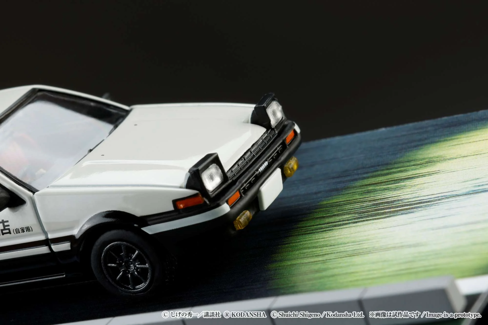 HOBBY JAPAN 1/64 Toyota SPRINTER TRUENO GT APEX AE86 / INITIAL D VS Ryosuke Takahashi With Takumi Fujiwara Figure HJ643008DB - Image 7