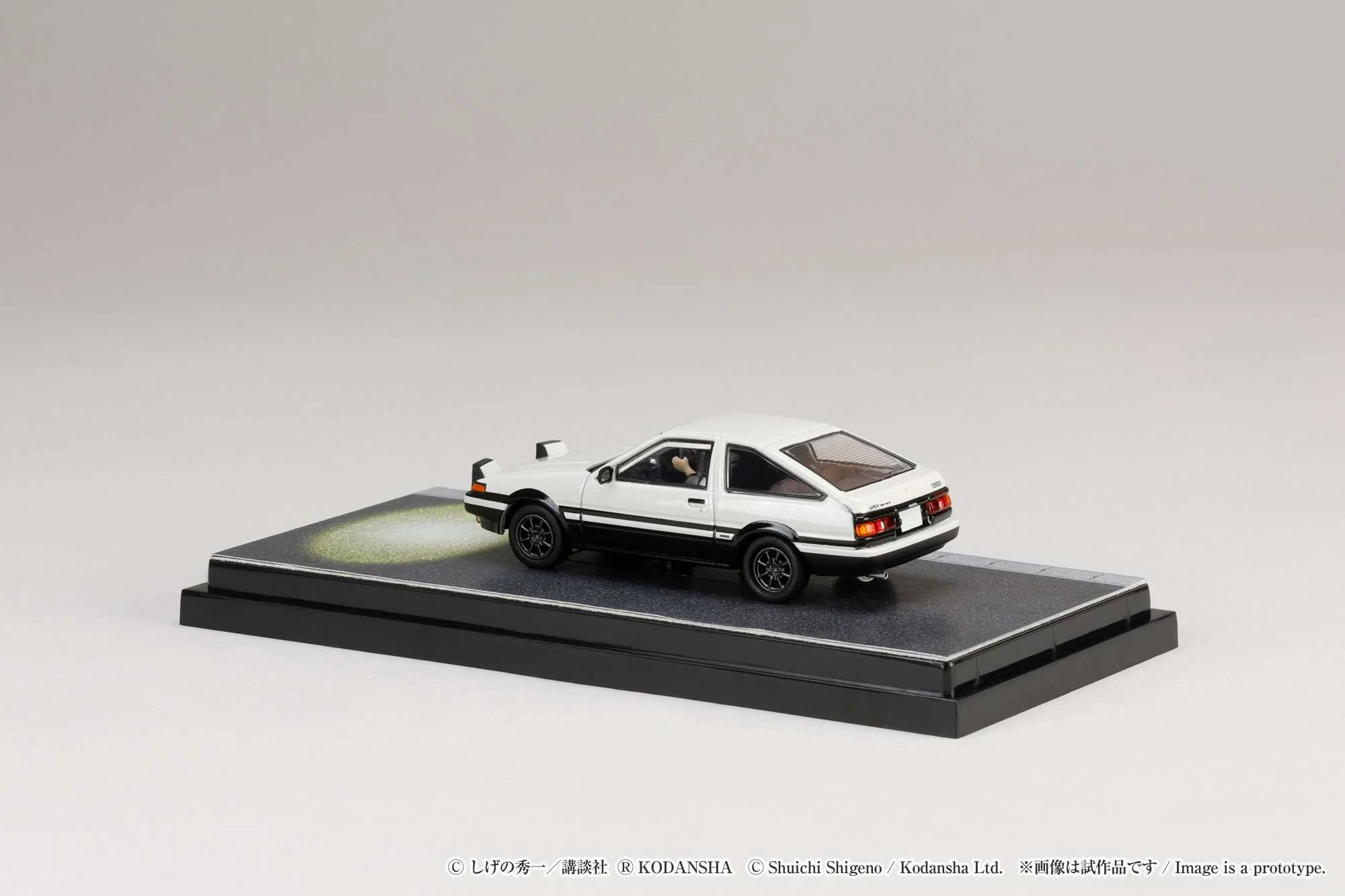 HOBBY JAPAN 1/64 Toyota SPRINTER TRUENO GT APEX AE86 / INITIAL D VS Takeshi Nakazato With Takumi Fujiwara Figure HJ643008DA - Image 4