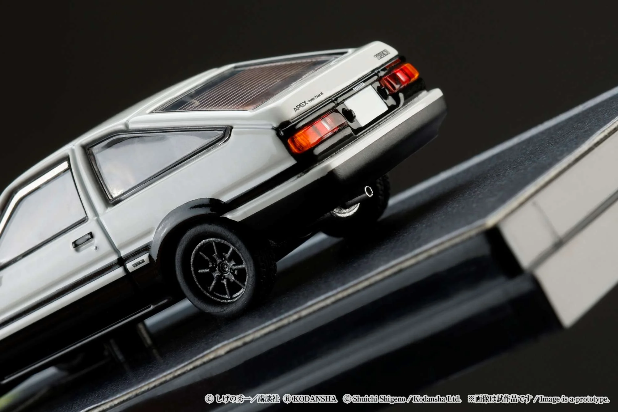HOBBY JAPAN 1/64 Toyota SPRINTER TRUENO GT APEX AE86 / INITIAL D VS Takeshi Nakazato With Takumi Fujiwara Figure HJ643008DA - Image 8