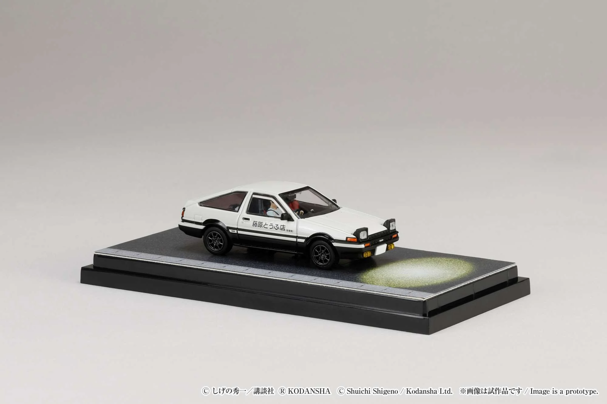 HOBBY JAPAN 1/64 Toyota SPRINTER TRUENO GT APEX AE86 / INITIAL D VS Takeshi Nakazato With Takumi Fujiwara Figure HJ643008DA - Image 9