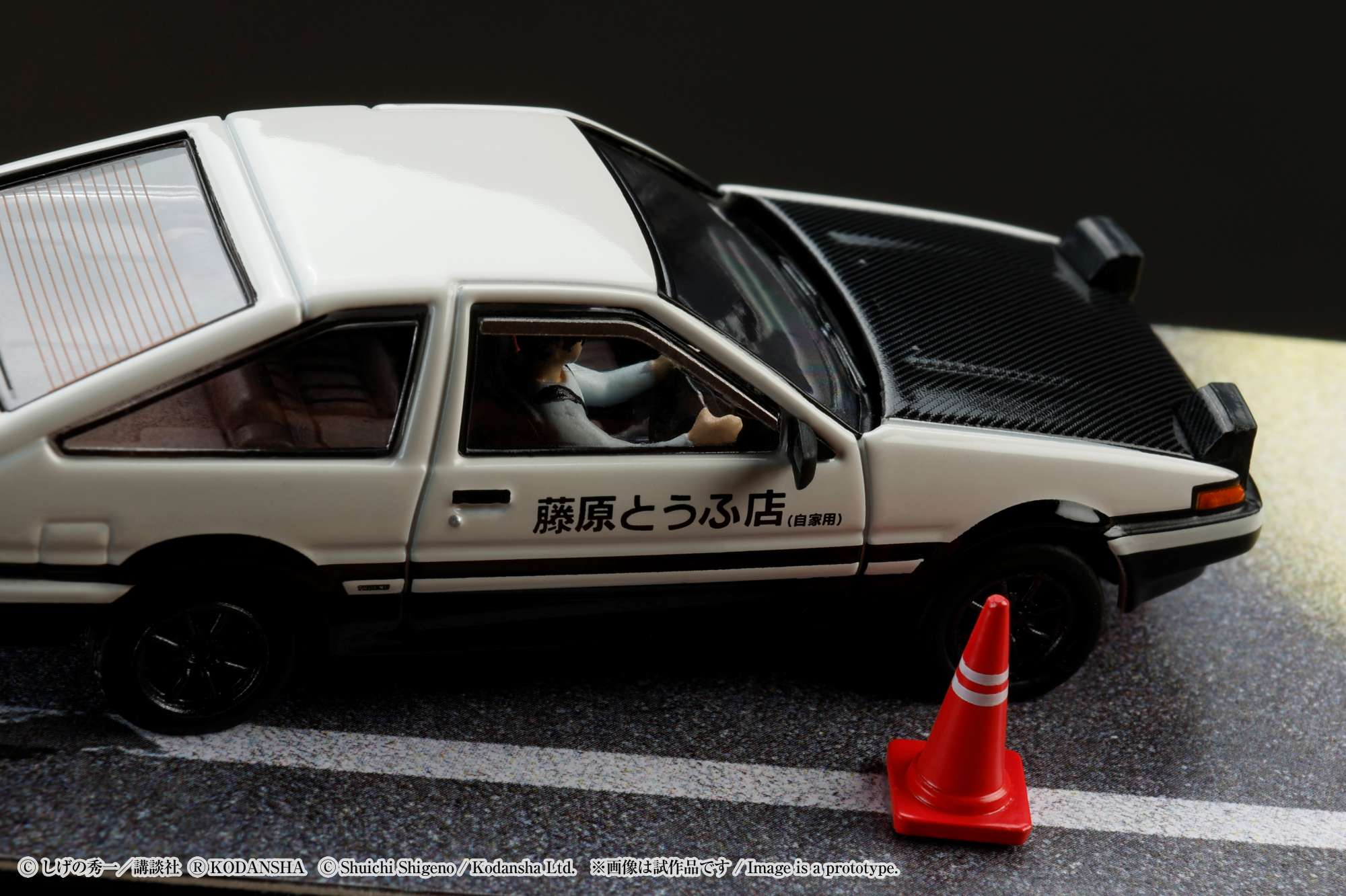 HOBBY JAPAN 1/64 Toyota SPRINTER TRUENO GT APEX AE86 / INITIAL D VS Tomoyuki Tachi With Takumi Fujiwara Figure HJ643008DC - Image 4