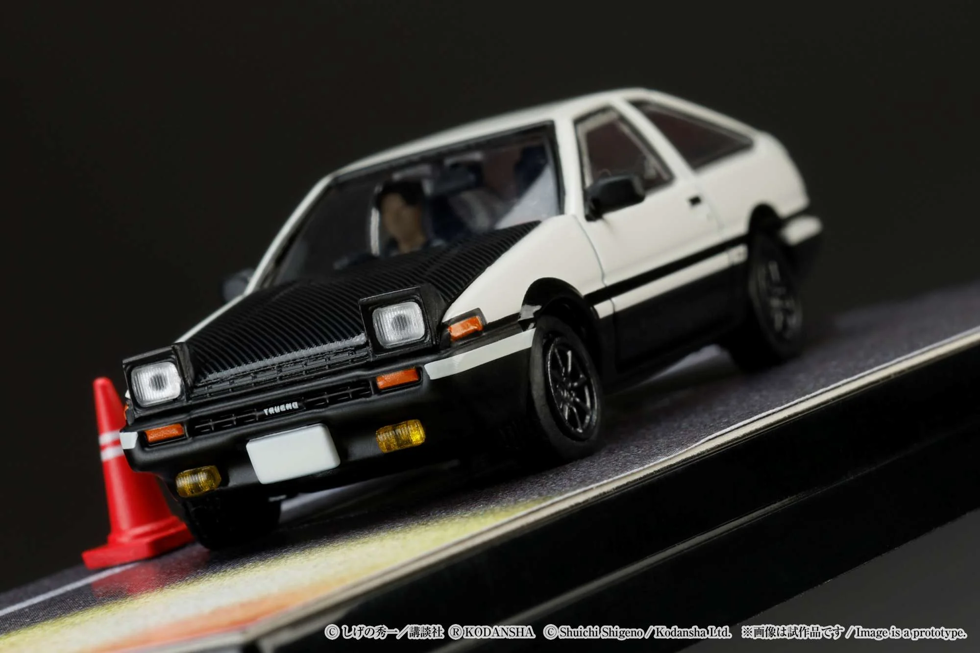 HOBBY JAPAN 1/64 Toyota SPRINTER TRUENO GT APEX AE86 / INITIAL D VS Tomoyuki Tachi With Takumi Fujiwara Figure HJ643008DC - Image 5