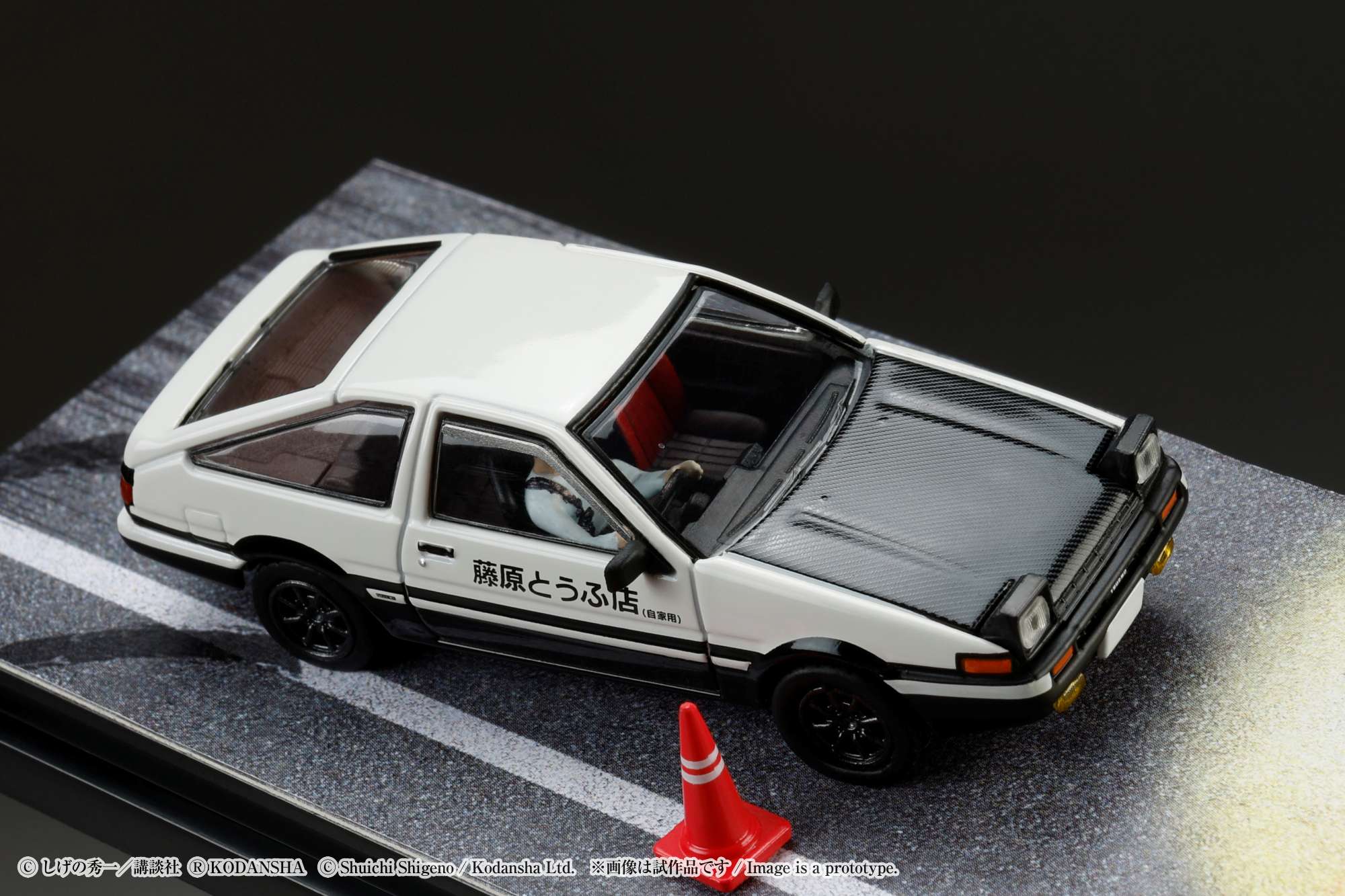 HOBBY JAPAN 1/64 Toyota SPRINTER TRUENO GT APEX AE86 / INITIAL D VS Tomoyuki Tachi With Takumi Fujiwara Figure HJ643008DC - Image 6