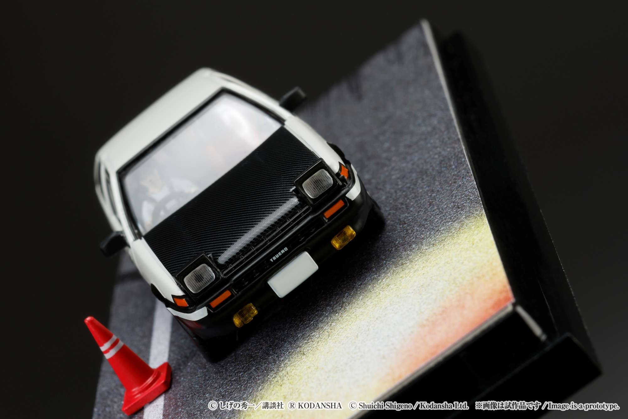HOBBY JAPAN 1/64 Toyota SPRINTER TRUENO GT APEX AE86 / INITIAL D VS Tomoyuki Tachi With Takumi Fujiwara Figure HJ643008DC - Image 7