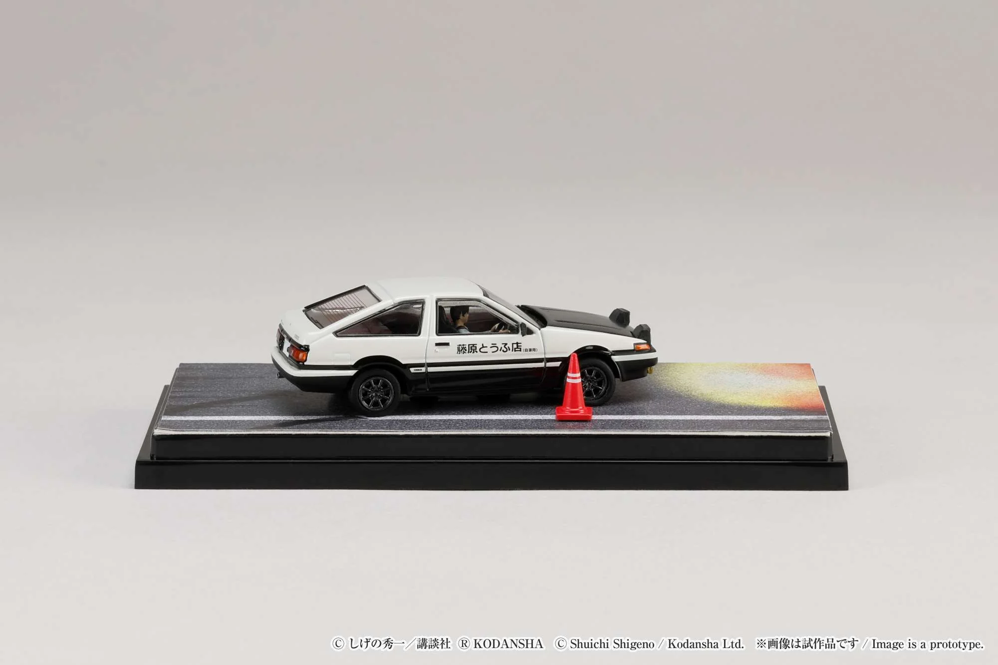 HOBBY JAPAN 1/64 Toyota SPRINTER TRUENO GT APEX AE86 / INITIAL D VS Tomoyuki Tachi With Takumi Fujiwara Figure HJ643008DC - Image 8