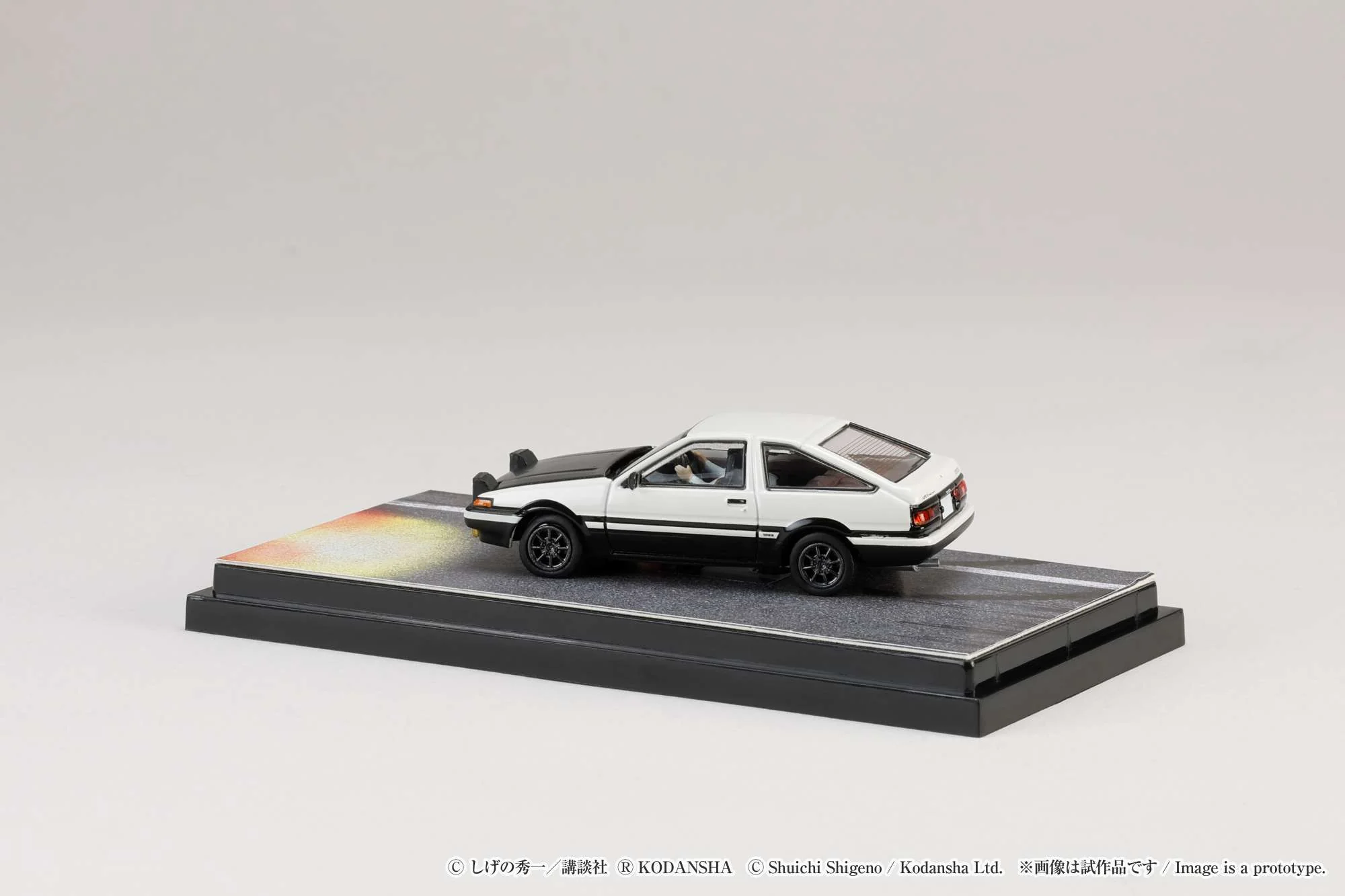 HOBBY JAPAN 1/64 Toyota SPRINTER TRUENO GT APEX AE86 / INITIAL D VS Tomoyuki Tachi With Takumi Fujiwara Figure HJ643008DC - Image 9