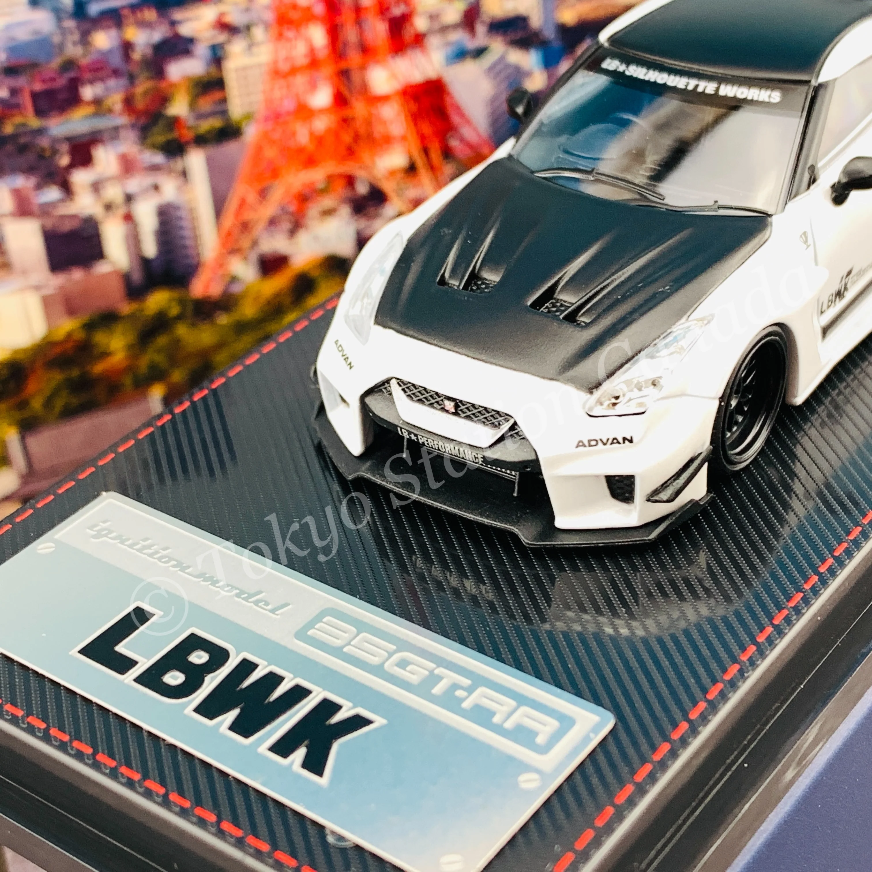 Ignition Model 1/64 LB-Silhouette WORKS GT Nissan 35GT-RR Pearl White With Mr. Kato metal figurine IG2388 - Image 2
