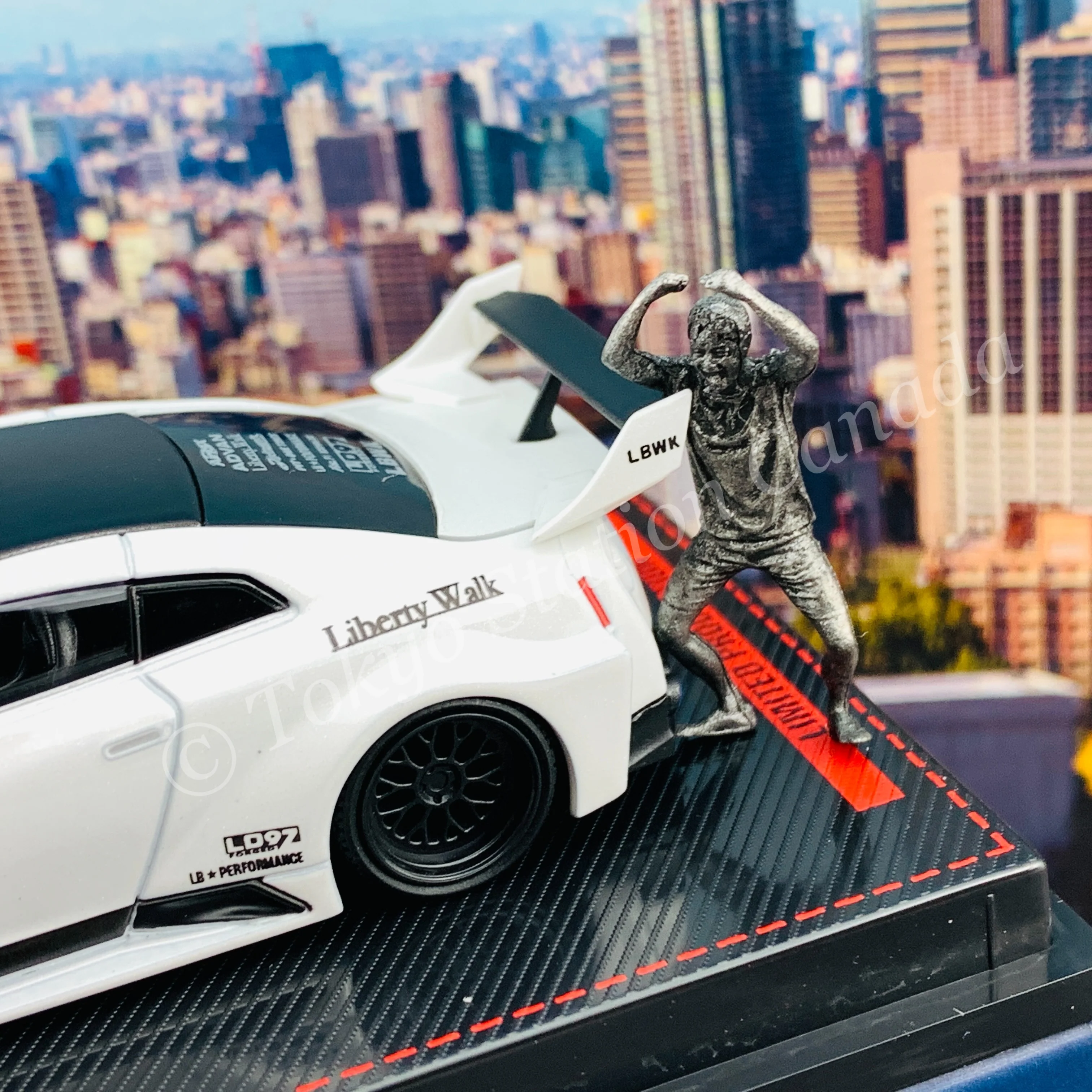 Ignition Model 1/64 LB-Silhouette WORKS GT Nissan 35GT-RR Pearl White With Mr. Kato metal figurine IG2388 - Image 3