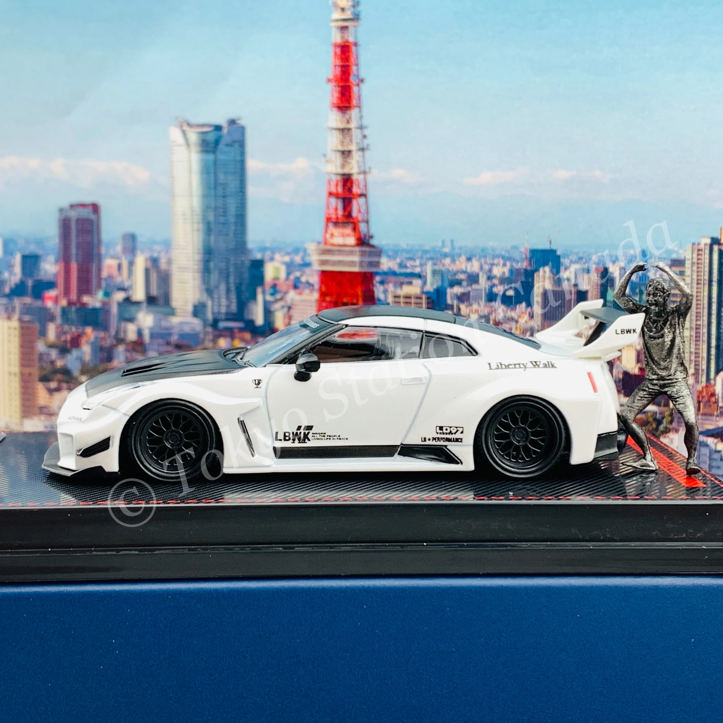 Ignition Model 1/64 LB-Silhouette WORKS GT Nissan 35GT-RR Pearl White With Mr. Kato metal figurine IG2388 - Image 4