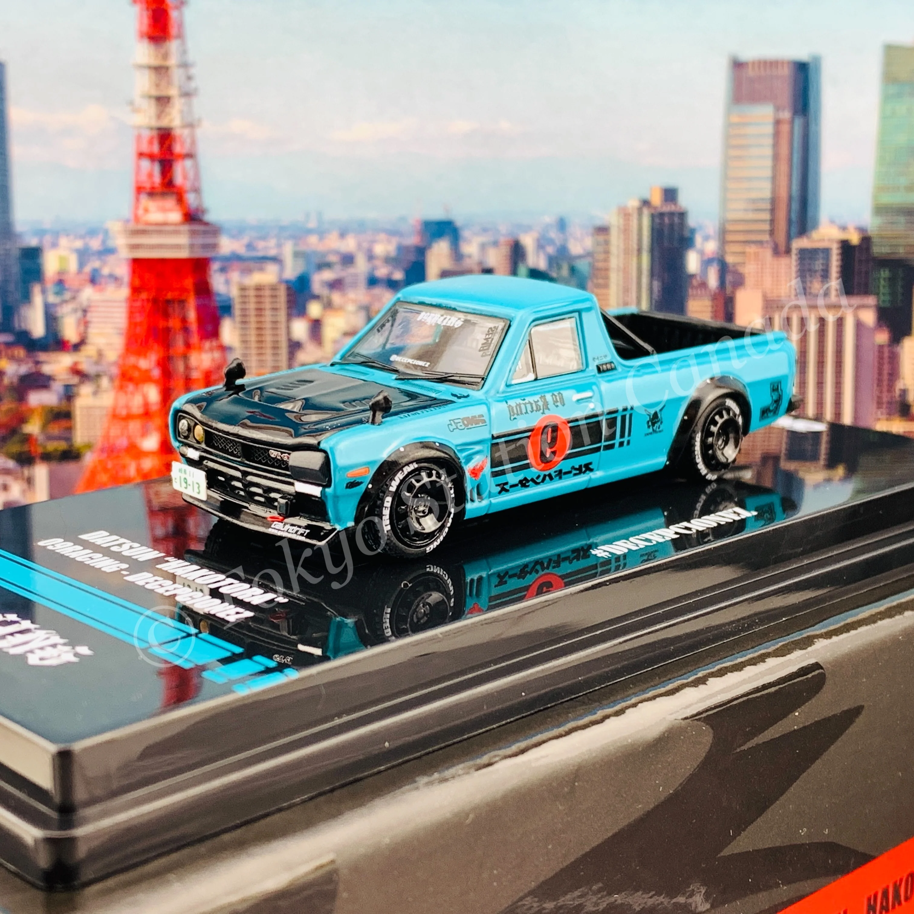 INNO64 1/64 DATSUN HAKOTORA "09 RACING" DECEPCIONEZ IN64-HKT-09R - Image 2