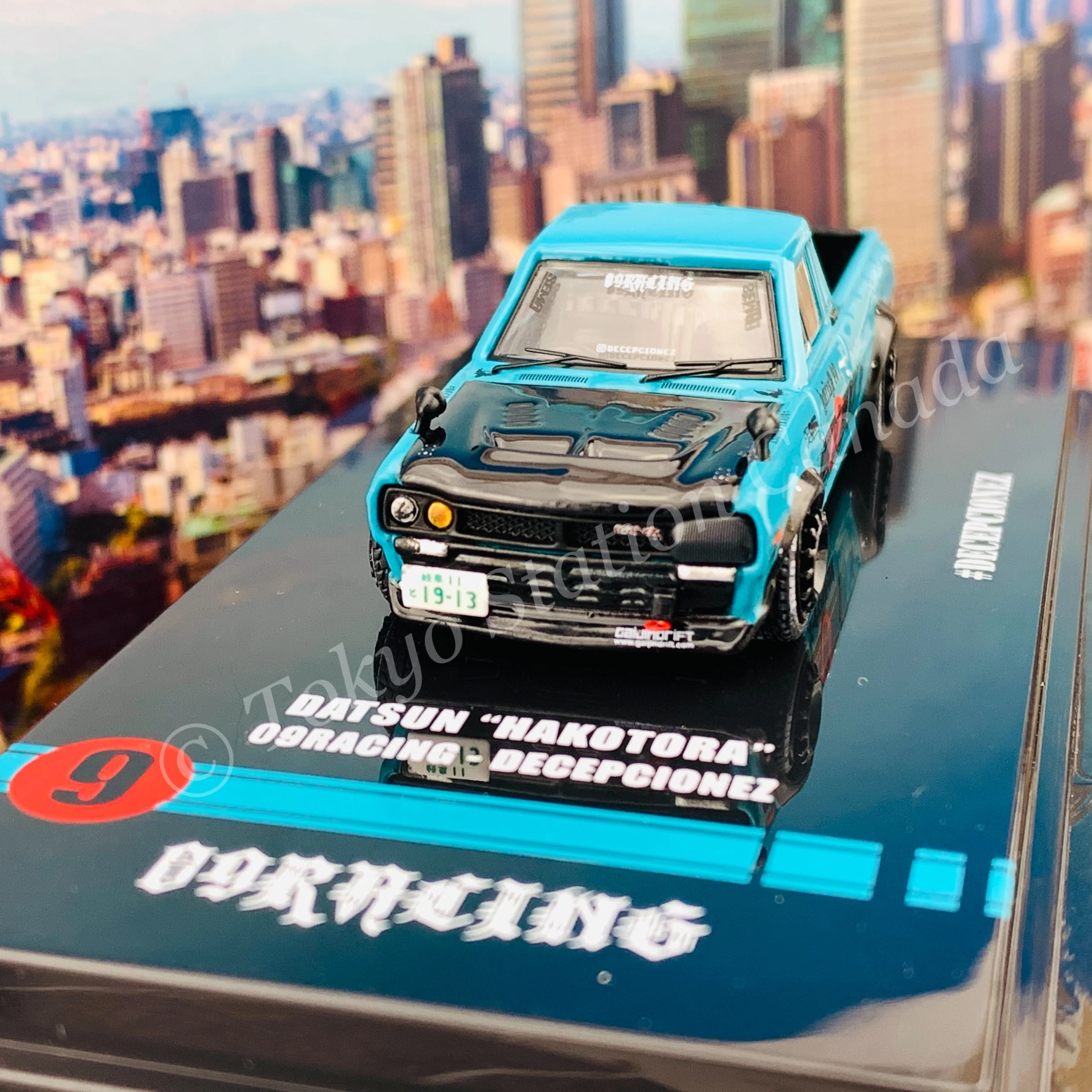 INNO64 1/64 DATSUN HAKOTORA "09 RACING" DECEPCIONEZ IN64-HKT-09R - Image 3