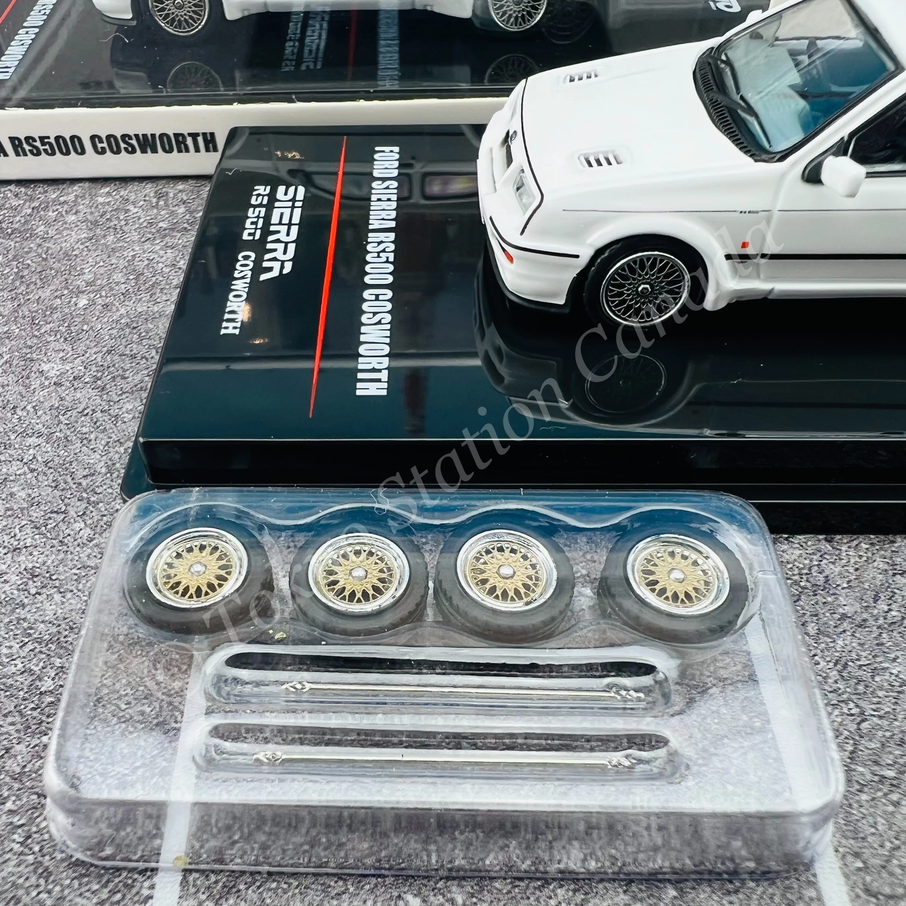 INNO64 1/64 FORD SIERRA RS500 COSWORTH 1986 Diamont White W/Extra Wheels IN64-RS500-DIWH - Image 2