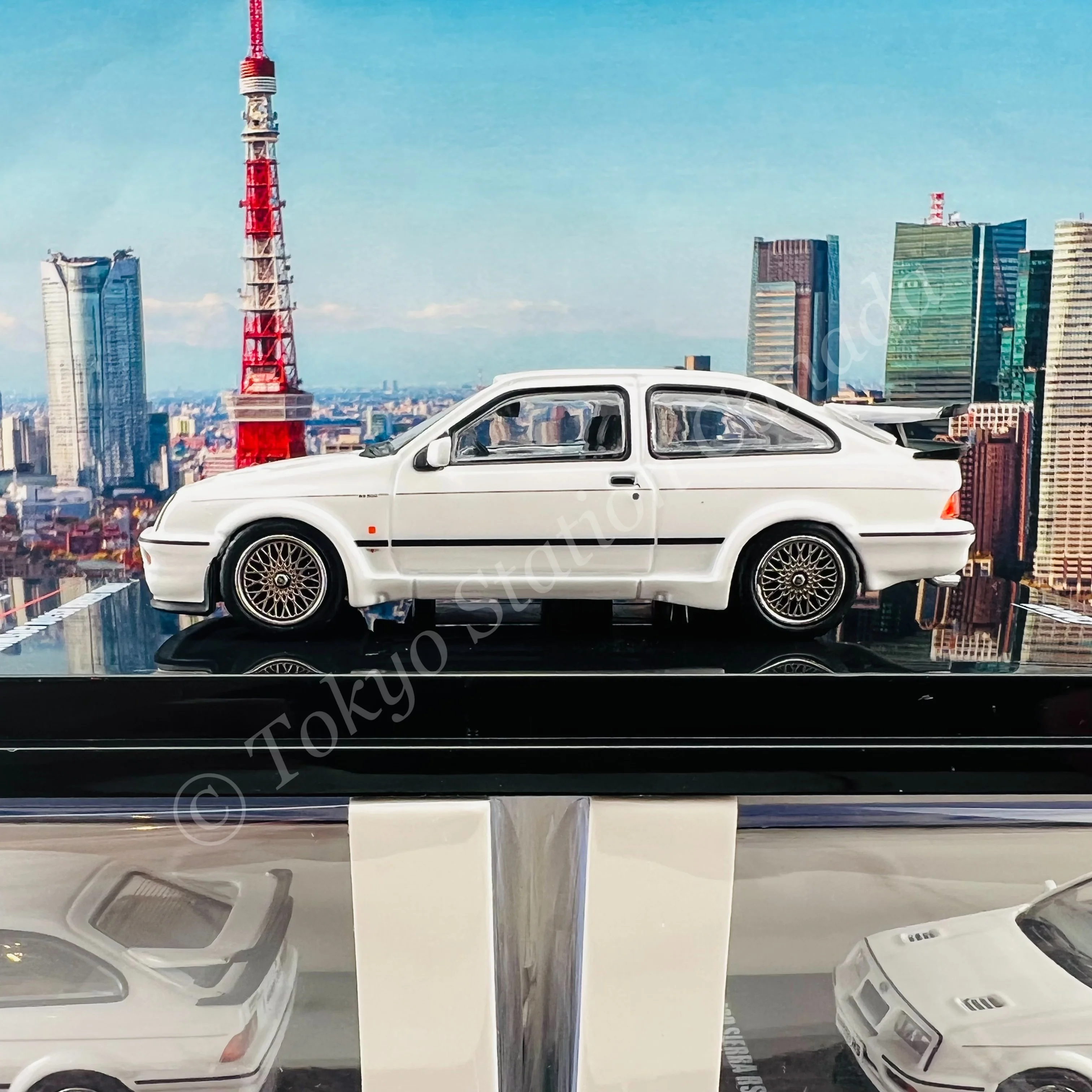 INNO64 1/64 FORD SIERRA RS500 COSWORTH 1986 Diamont White W/Extra Wheels IN64-RS500-DIWH - Image 3
