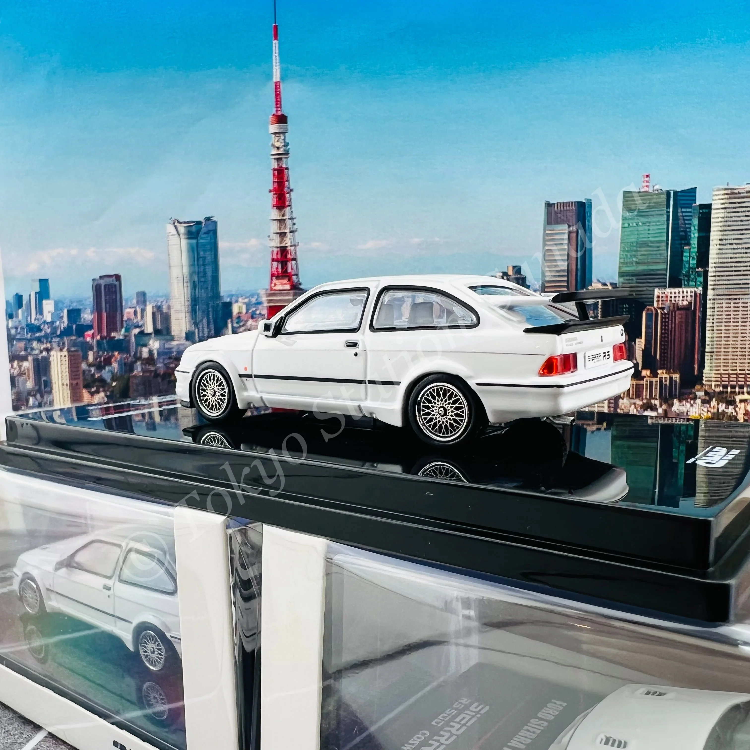 INNO64 1/64 FORD SIERRA RS500 COSWORTH 1986 Diamont White W/Extra Wheels IN64-RS500-DIWH - Image 4