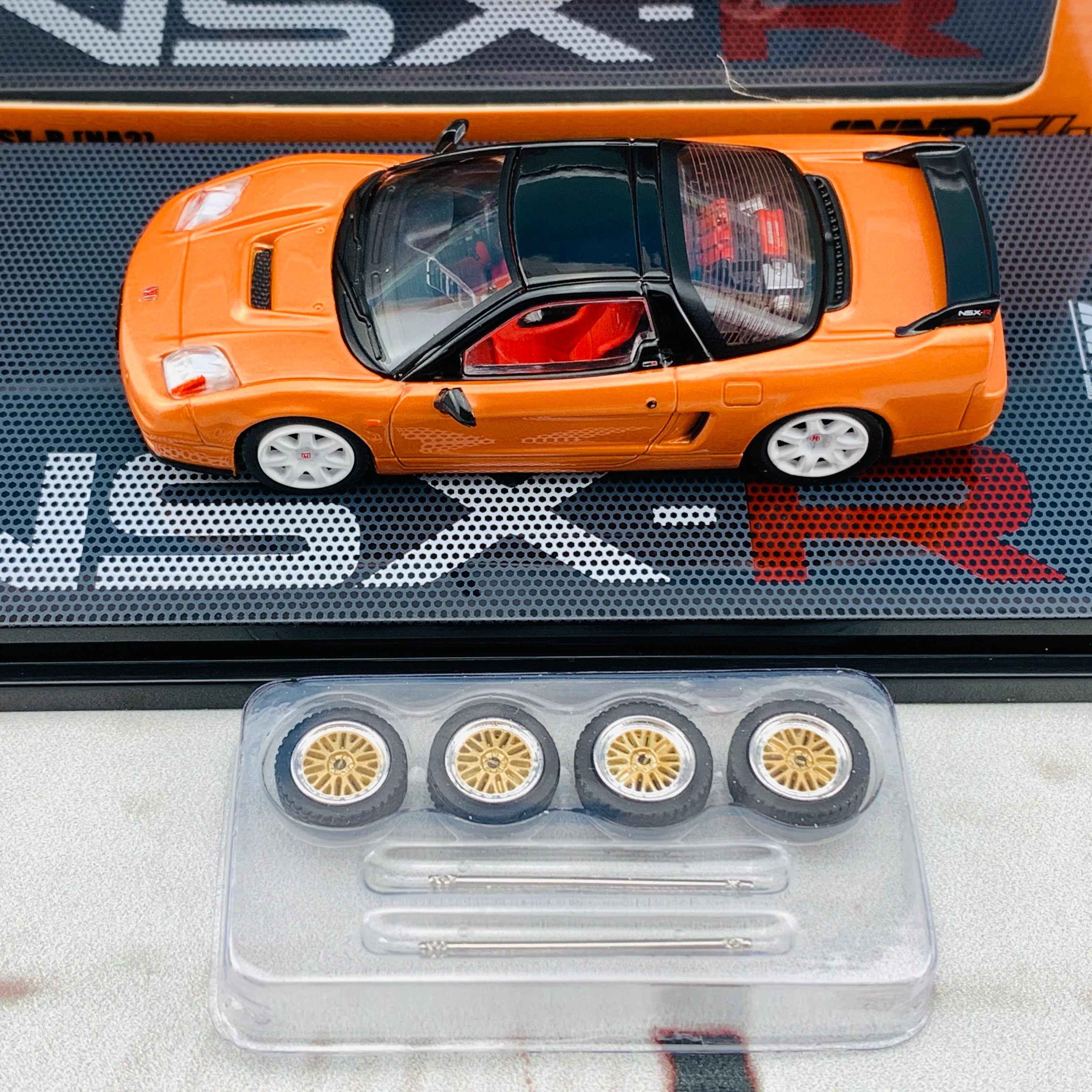 INNO64 1/64 HONDA NSX-R NA2 Imola Orange Pearl W/ Extra Wheels IN64-NSX2-ORG - Image 5