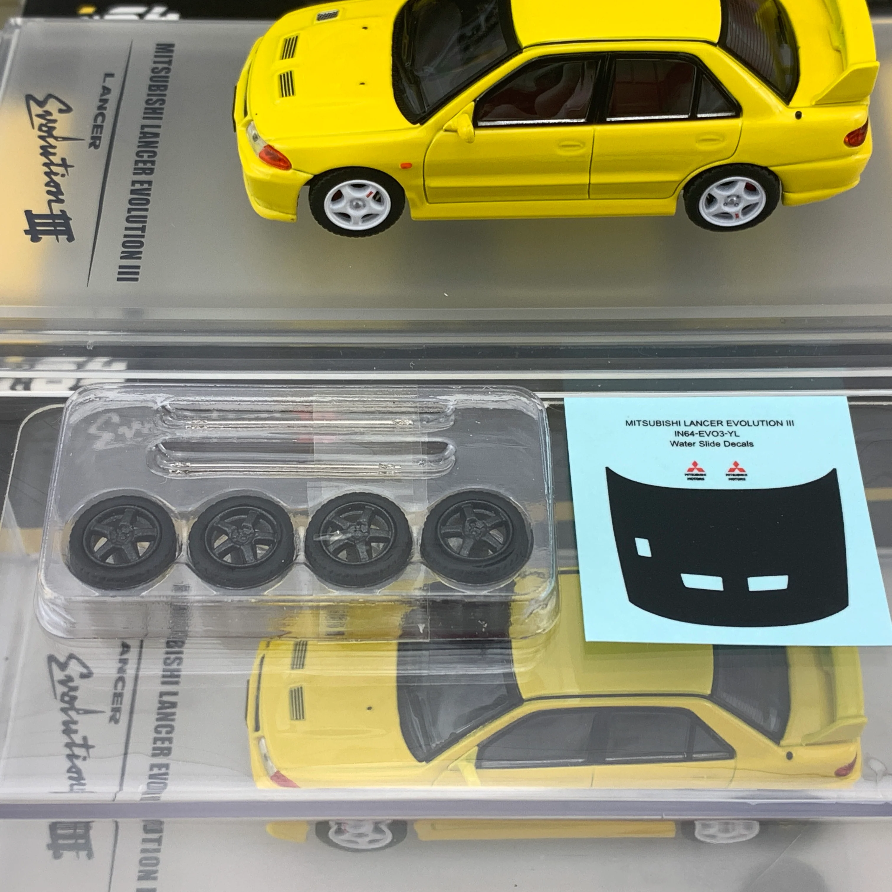 INNO64 1/64 MITSUBISHI LANCER EVOLUTION III 1995 Yellow Whith Separate bonnet carbon decals and Extra wheels IN64-EVO3-YL - Image 2