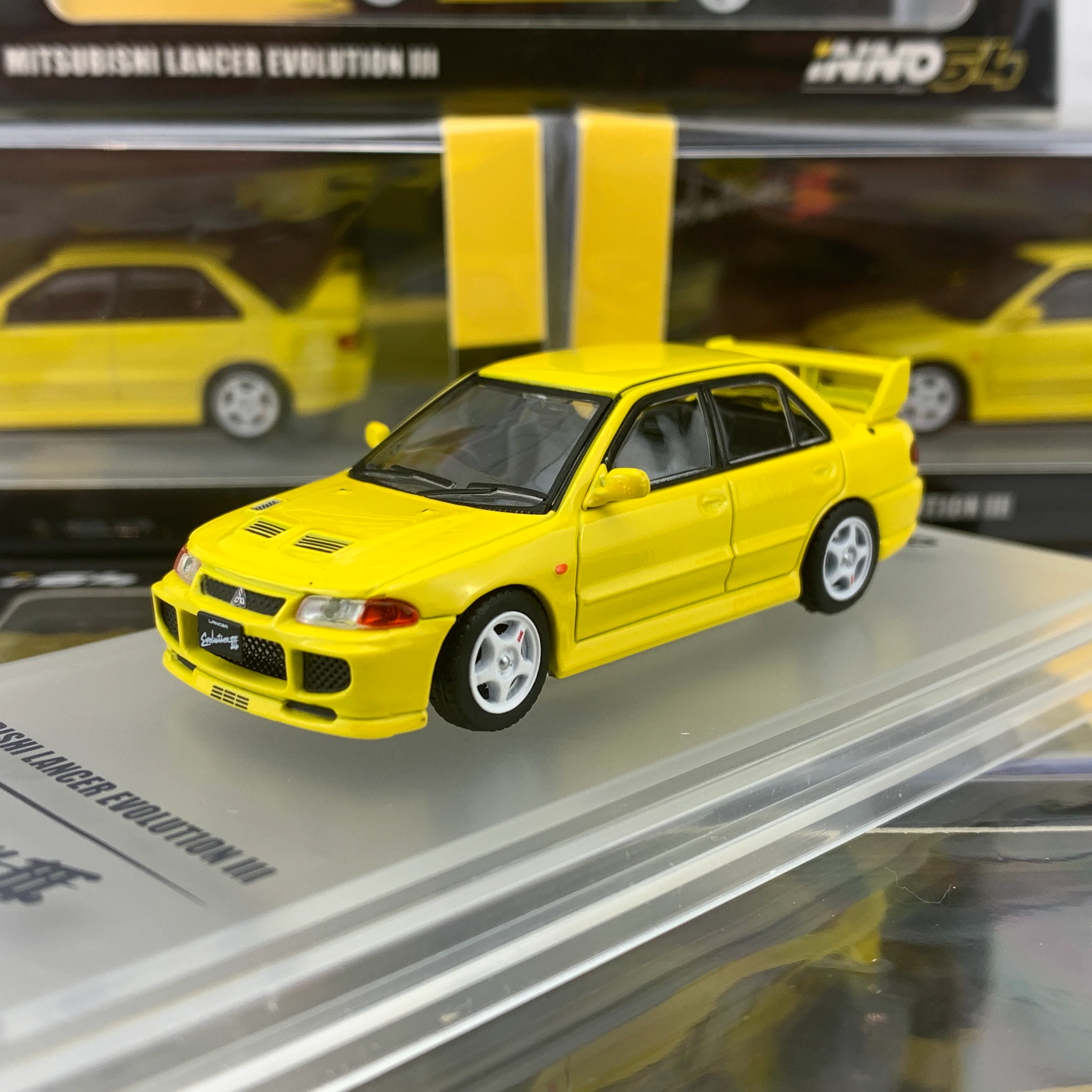 INNO64 1/64 MITSUBISHI LANCER EVOLUTION III 1995 Yellow Whith Separate bonnet carbon decals and Extra wheels IN64-EVO3-YL - Image 3