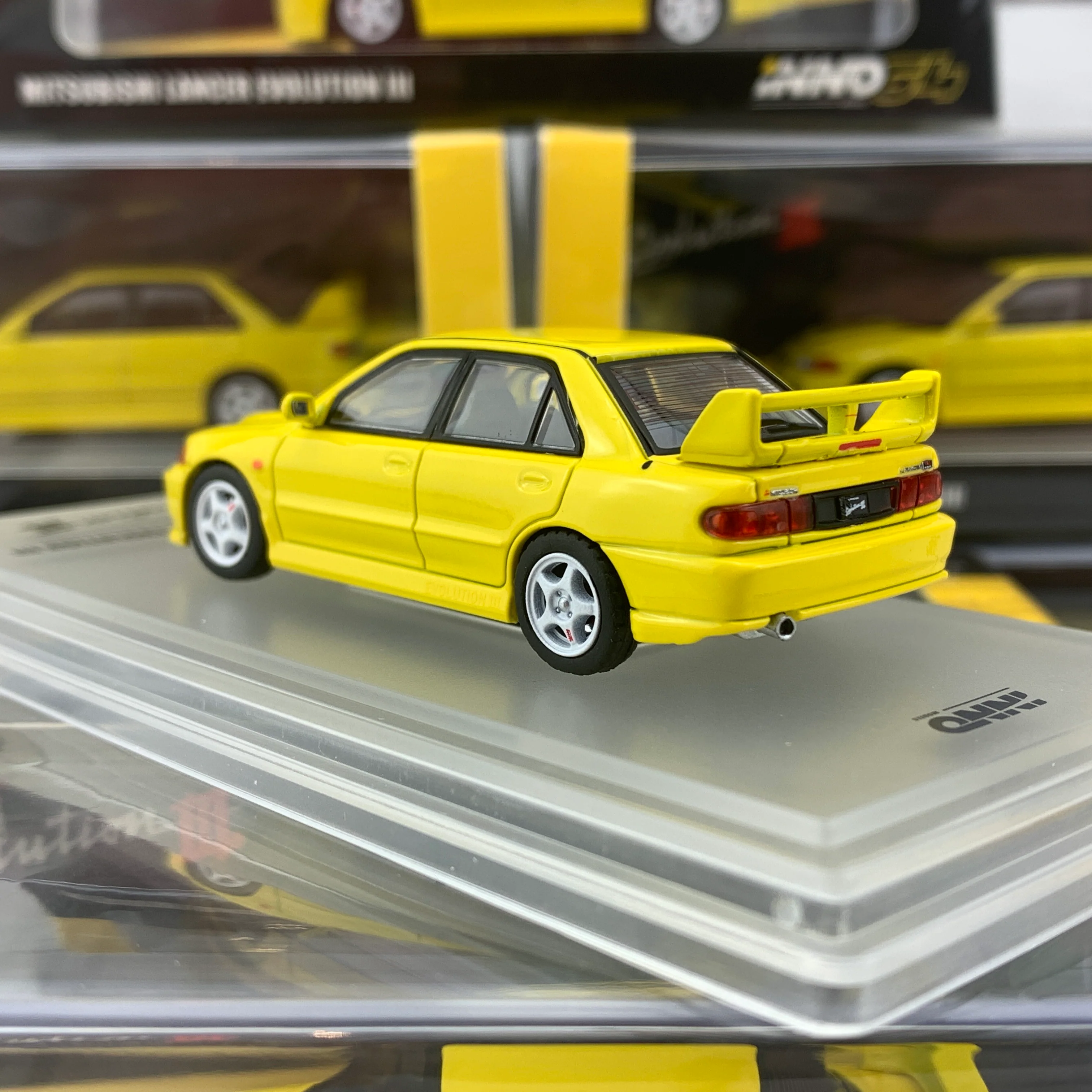 INNO64 1/64 MITSUBISHI LANCER EVOLUTION III 1995 Yellow Whith Separate bonnet carbon decals and Extra wheels IN64-EVO3-YL - Image 4