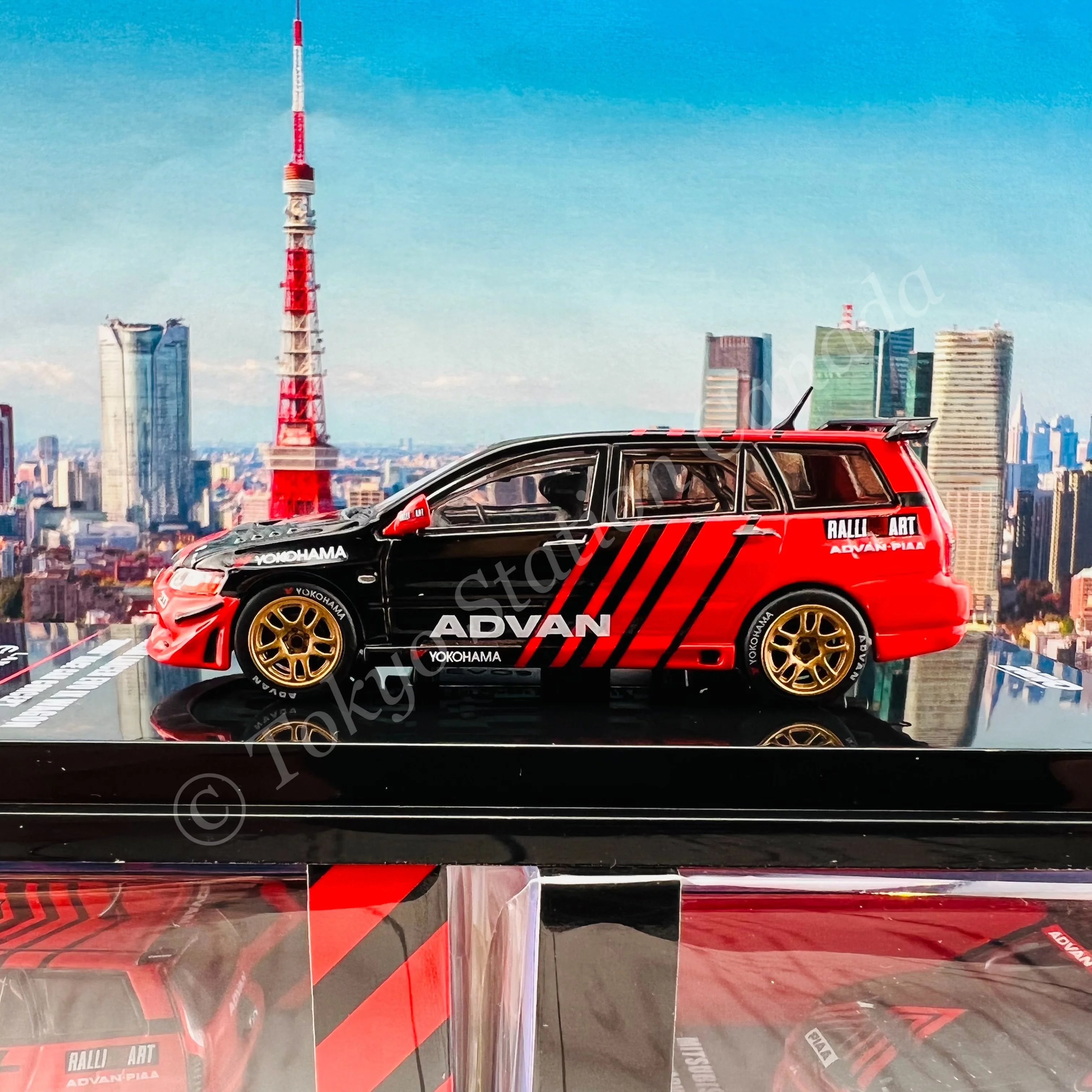 INNO64 1/64 MITSUBISHI LANCER EVOLUTION IX Wagon "ADVAN" Livery With Race Car Interior IN64-EVO9W-ADRA - Image 2