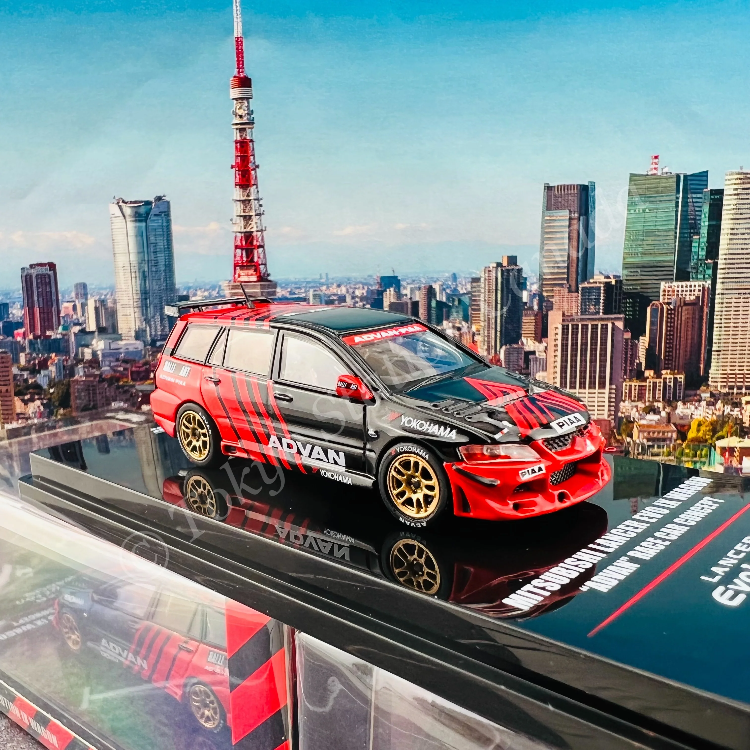 INNO64 1/64 MITSUBISHI LANCER EVOLUTION IX Wagon "ADVAN" Livery With Race Car Interior IN64-EVO9W-ADRA - Image 4