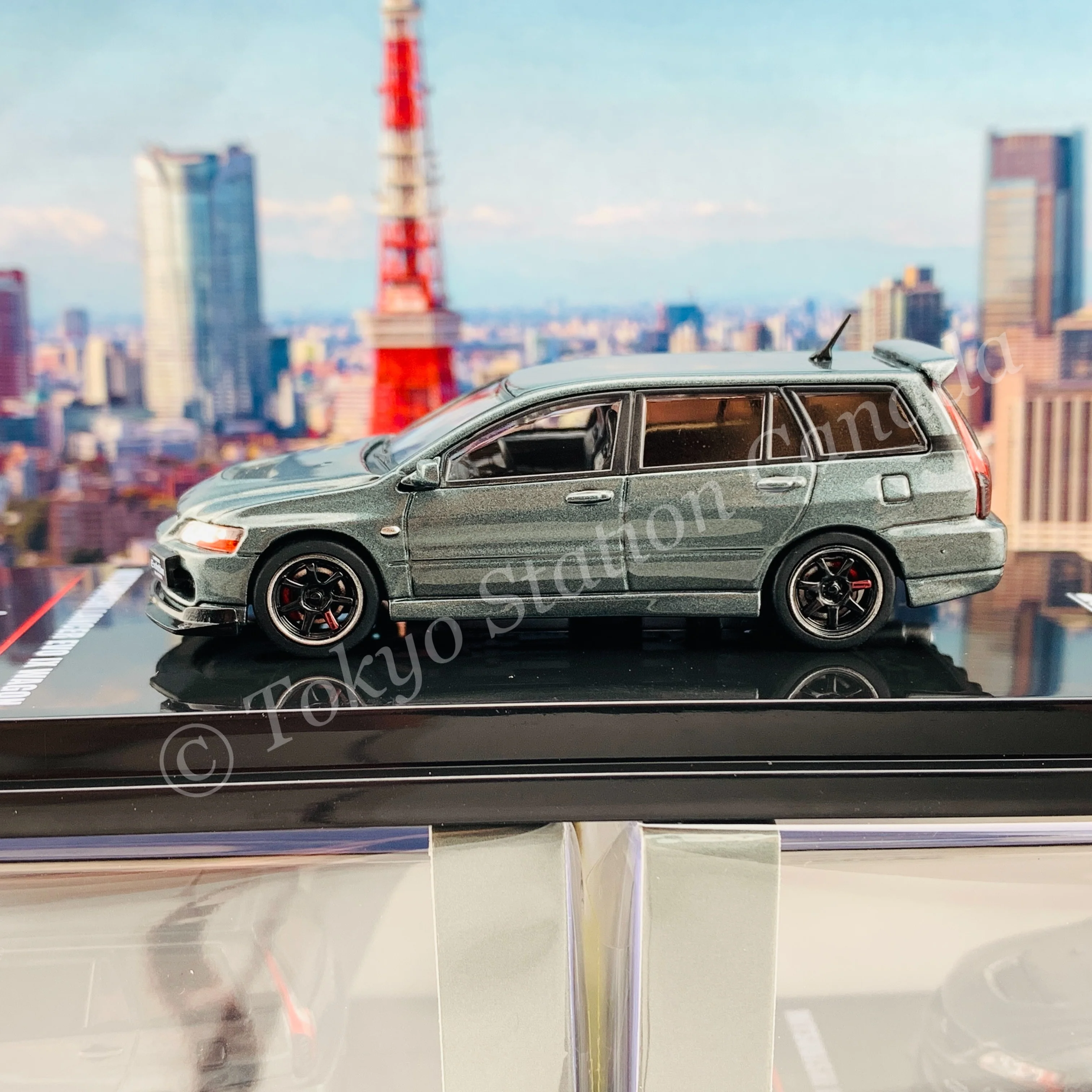 INNO64 1/64 MITSUBISHI LANCER EVOLUTION IX WAGON Medium Purplish Gray Mica With Extra Wheels and Extra decals IN64-EVO9W-PGM - Image 2
