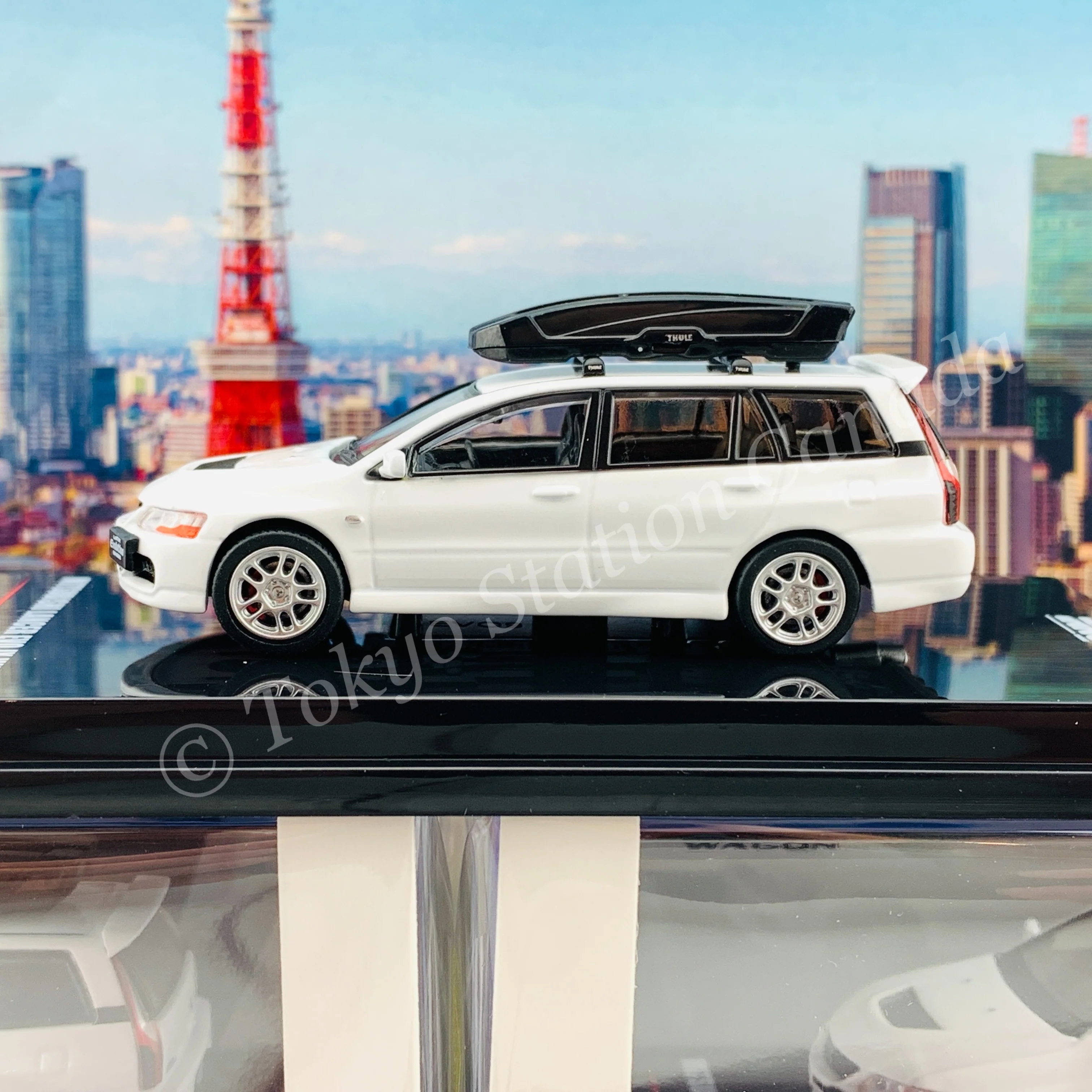INNO64 1/64 MITSUBISHI LANCER EVOLUTION IX WAGON White Pearl With Roof Cargo  Box and Extra Wheels IN64-EVO9W-WHP - Image 2