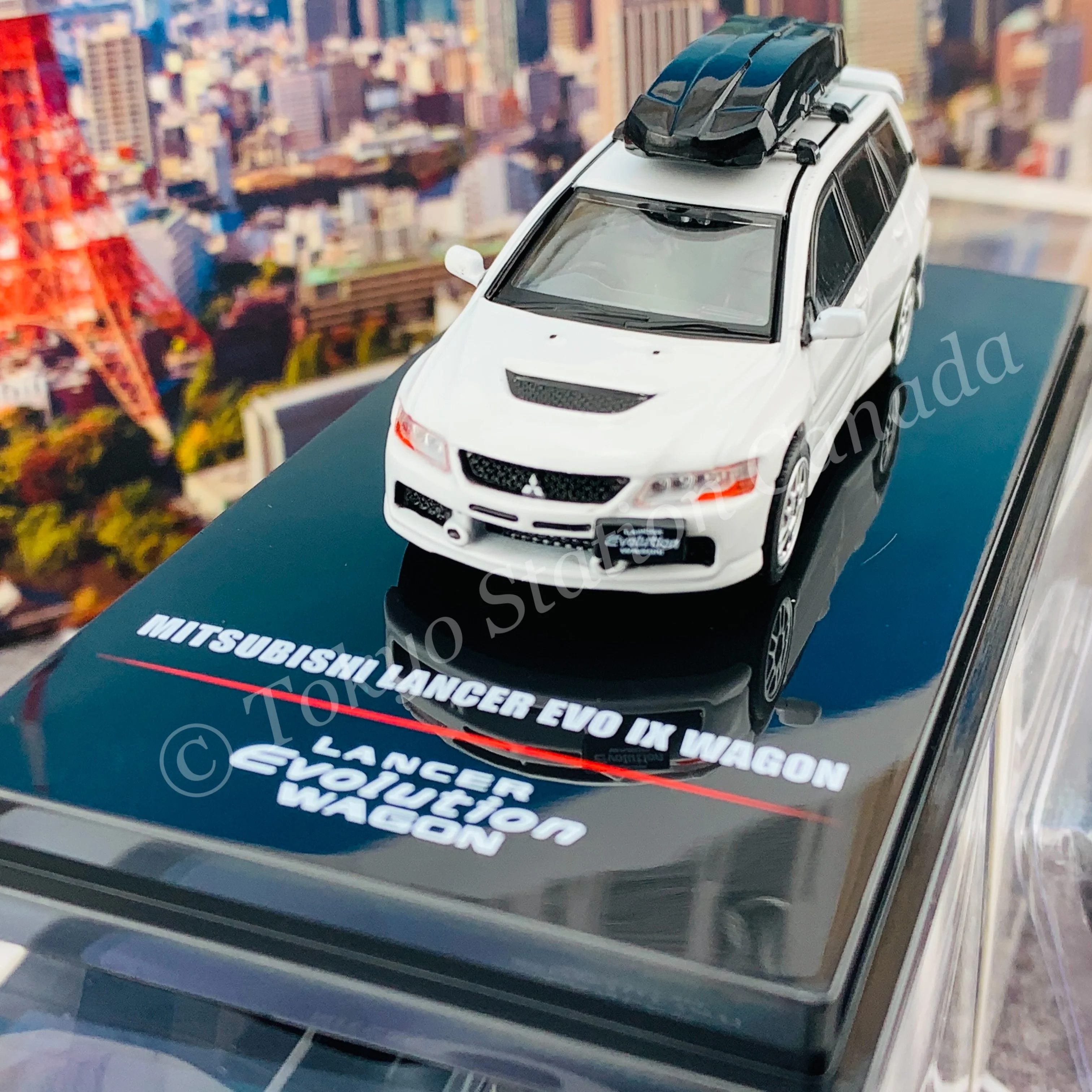 INNO64 1/64 MITSUBISHI LANCER EVOLUTION IX WAGON White Pearl With Roof Cargo  Box and Extra Wheels IN64-EVO9W-WHP - Image 3