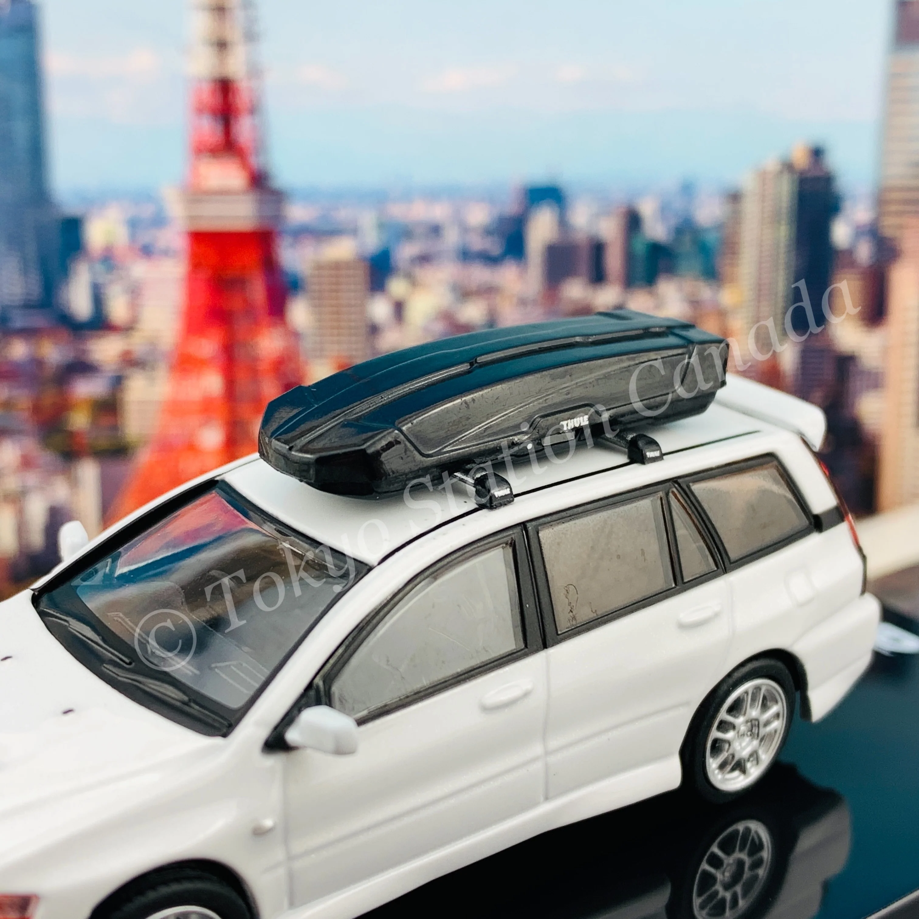 INNO64 1/64 MITSUBISHI LANCER EVOLUTION IX WAGON White Pearl With Roof Cargo  Box and Extra Wheels IN64-EVO9W-WHP - Image 4