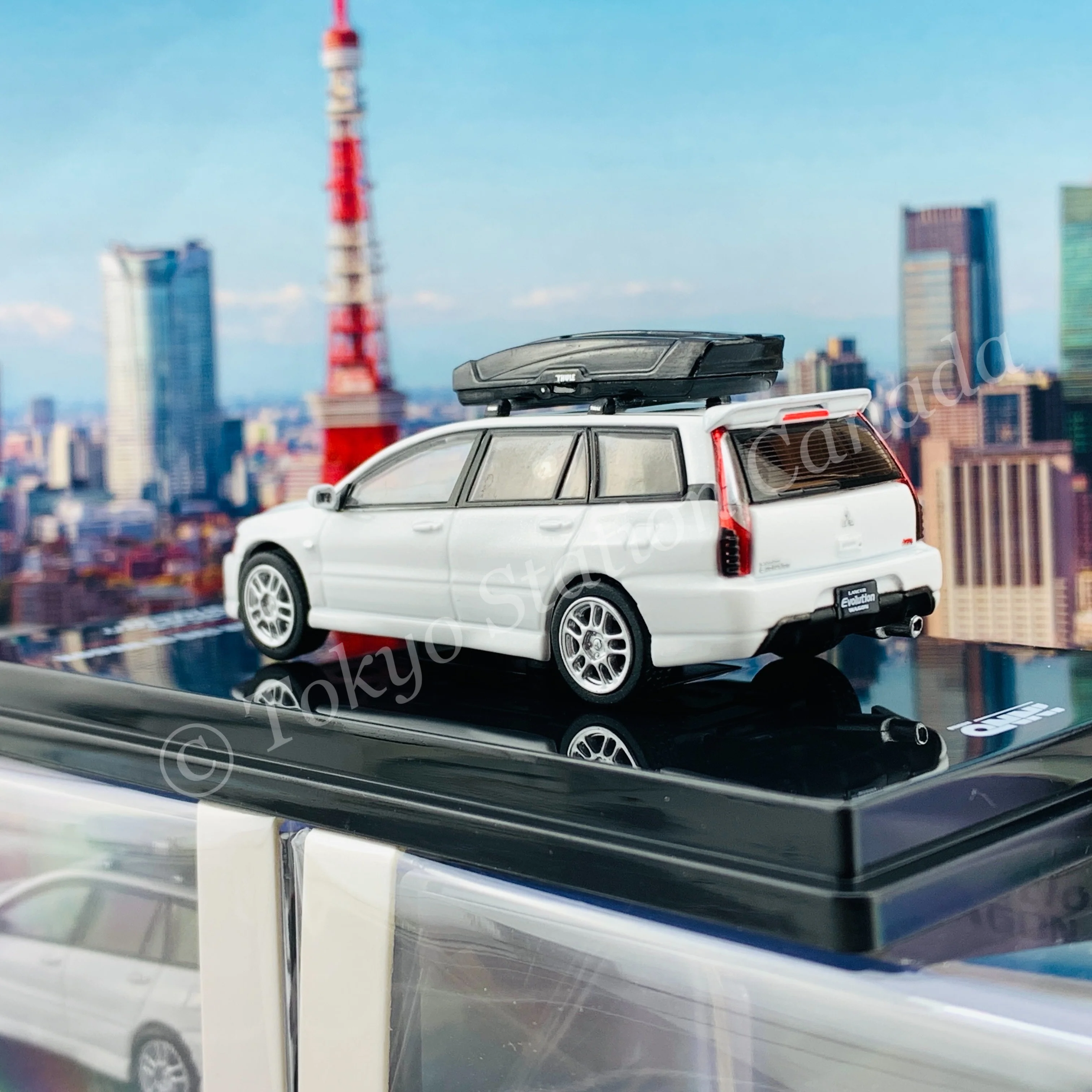 INNO64 1/64 MITSUBISHI LANCER EVOLUTION IX WAGON White Pearl With Roof Cargo  Box and Extra Wheels IN64-EVO9W-WHP - Image 5