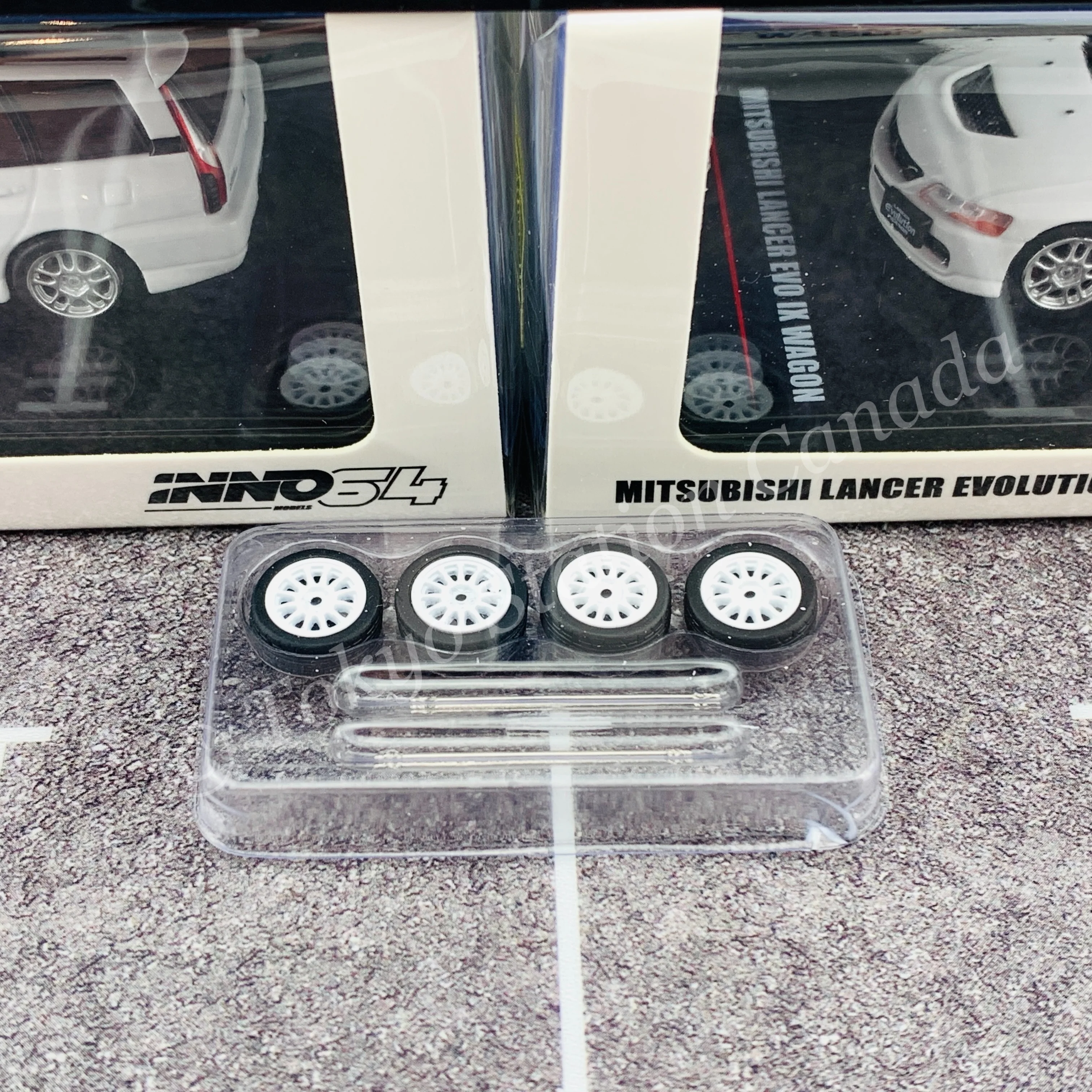 INNO64 1/64 MITSUBISHI LANCER EVOLUTION IX WAGON White Pearl With Roof Cargo  Box and Extra Wheels IN64-EVO9W-WHP - Image 7