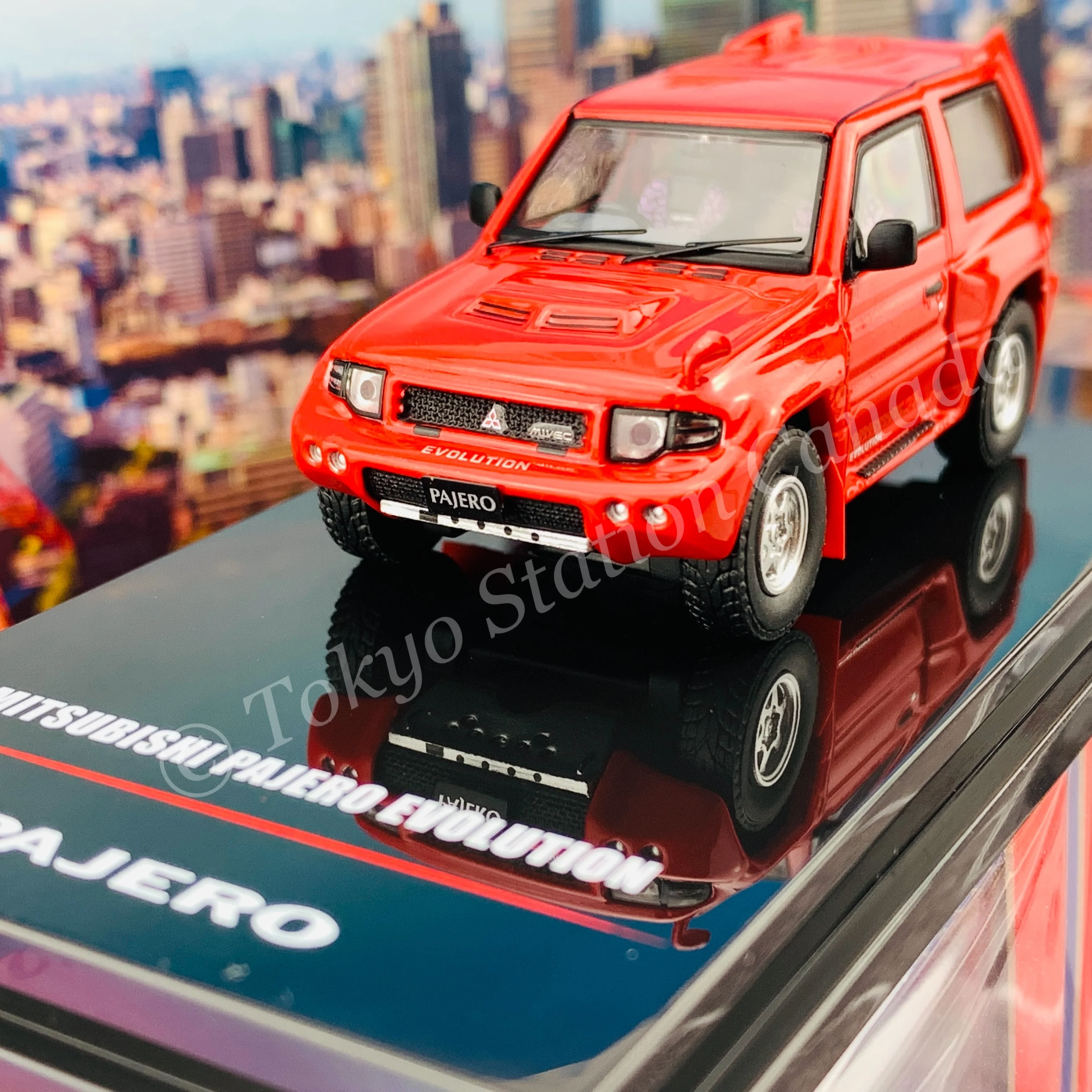 INNO64 1/64 MITSUBISHI PAJERO EVOLUTION Red With Extra Wheels IN64-EVOP-RED - Image 2