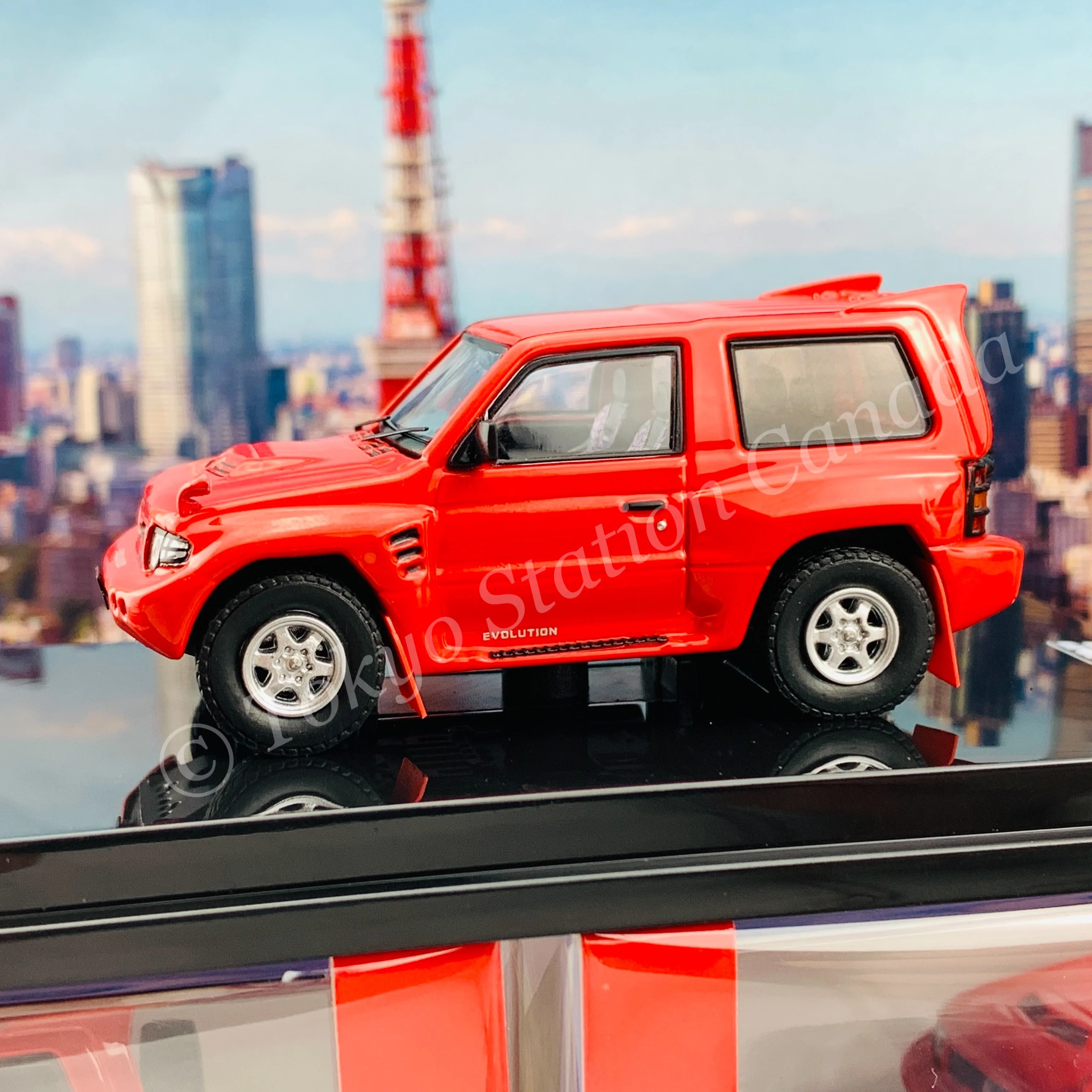 INNO64 1/64 MITSUBISHI PAJERO EVOLUTION Red With Extra Wheels IN64-EVOP-RED - Image 3