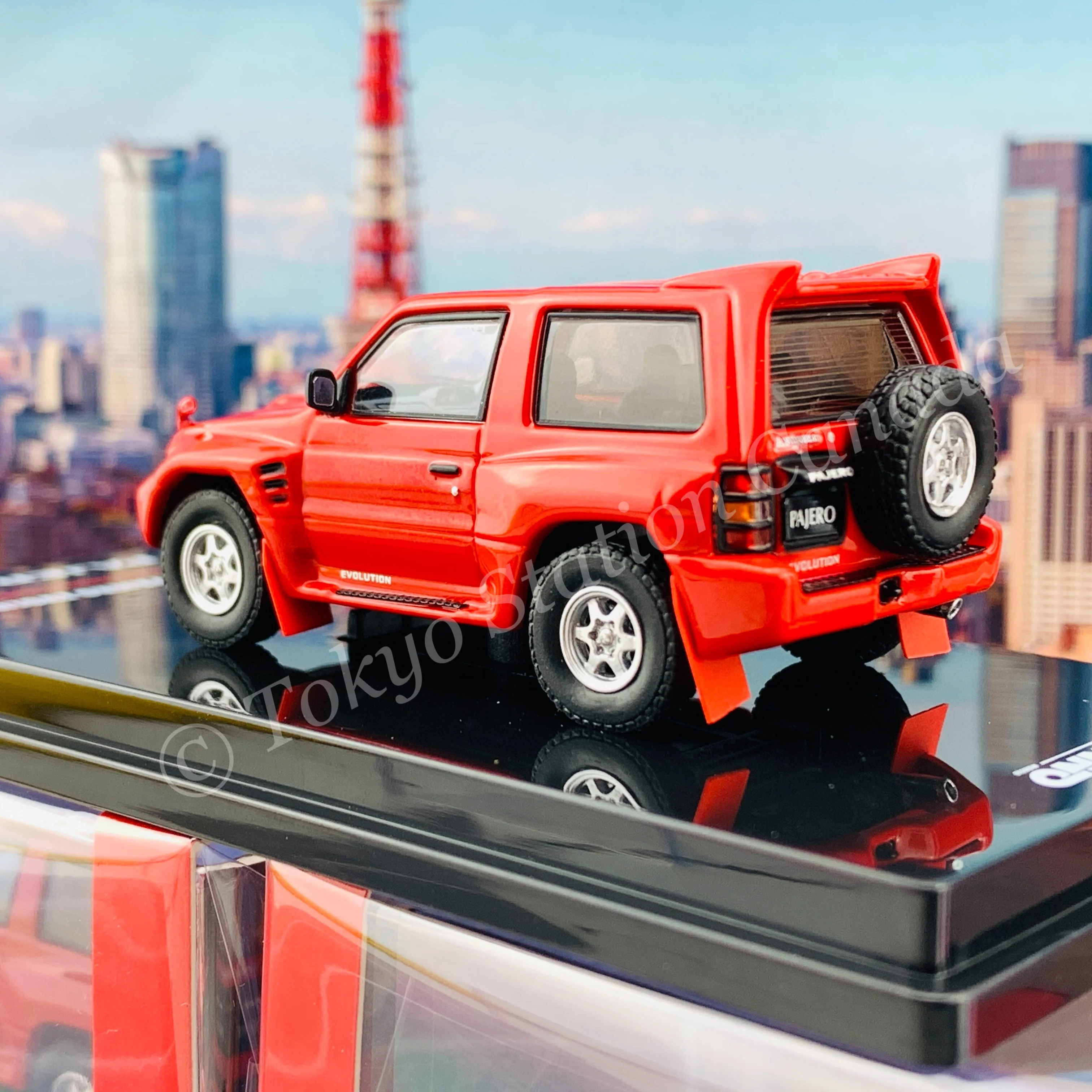 INNO64 1/64 MITSUBISHI PAJERO EVOLUTION Red With Extra Wheels IN64-EVOP-RED - Image 4