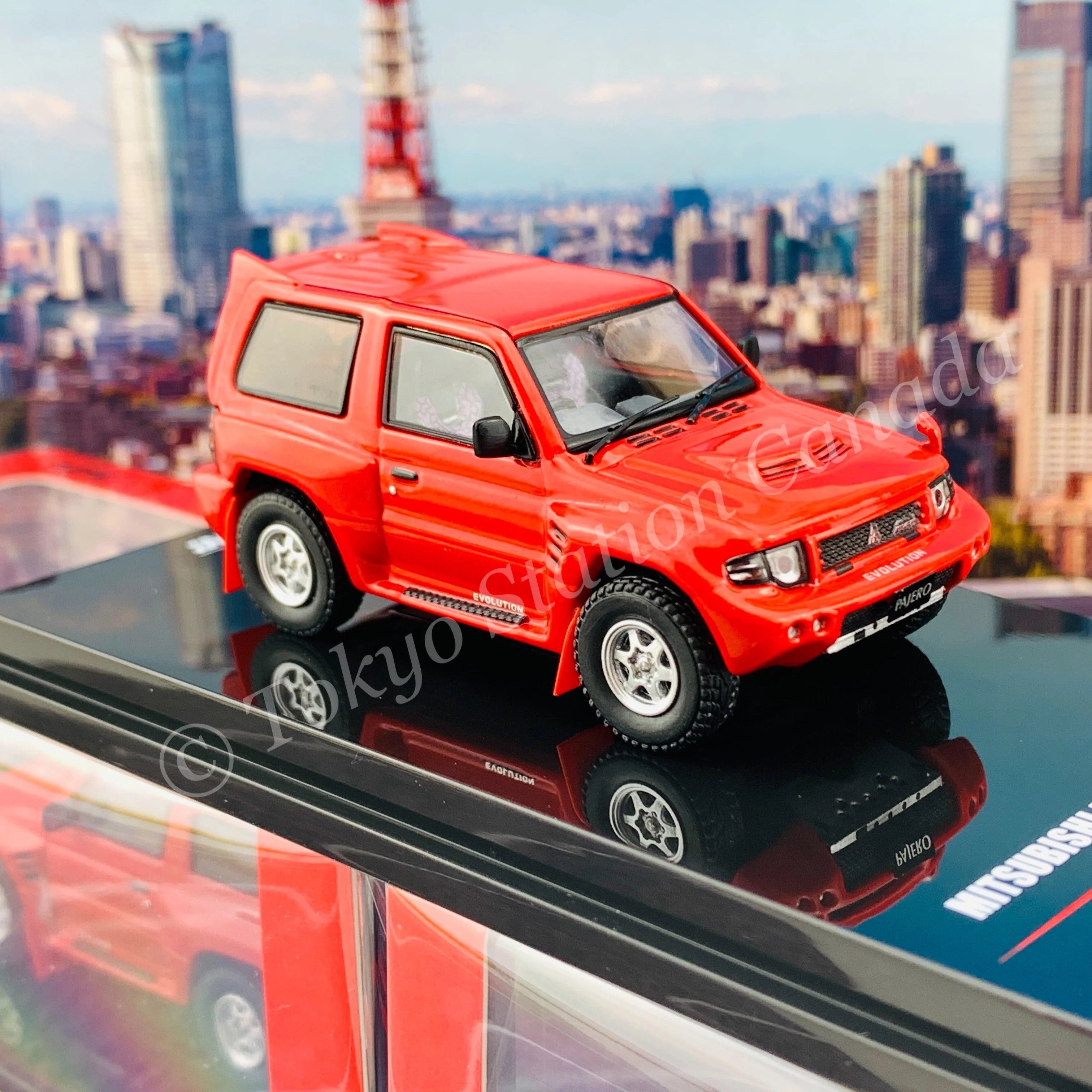 INNO64 1/64 MITSUBISHI PAJERO EVOLUTION Red With Extra Wheels IN64-EVOP-RED - Image 5