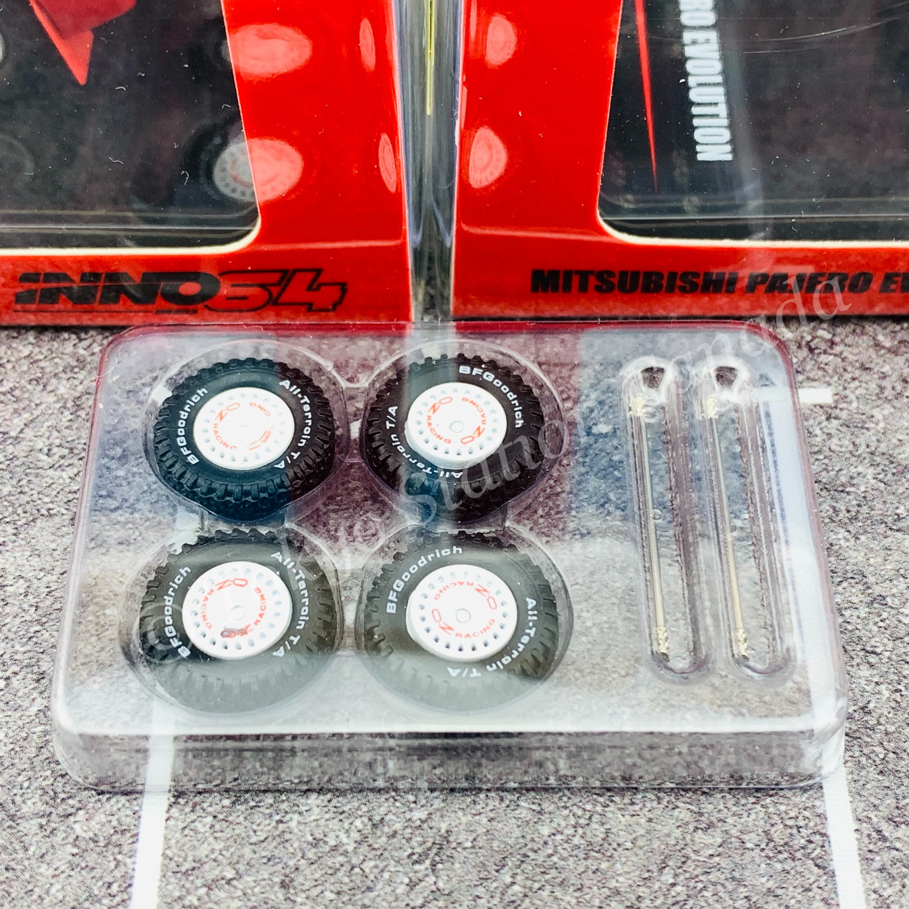 INNO64 1/64 MITSUBISHI PAJERO EVOLUTION Red With Extra Wheels IN64-EVOP-RED - Image 6