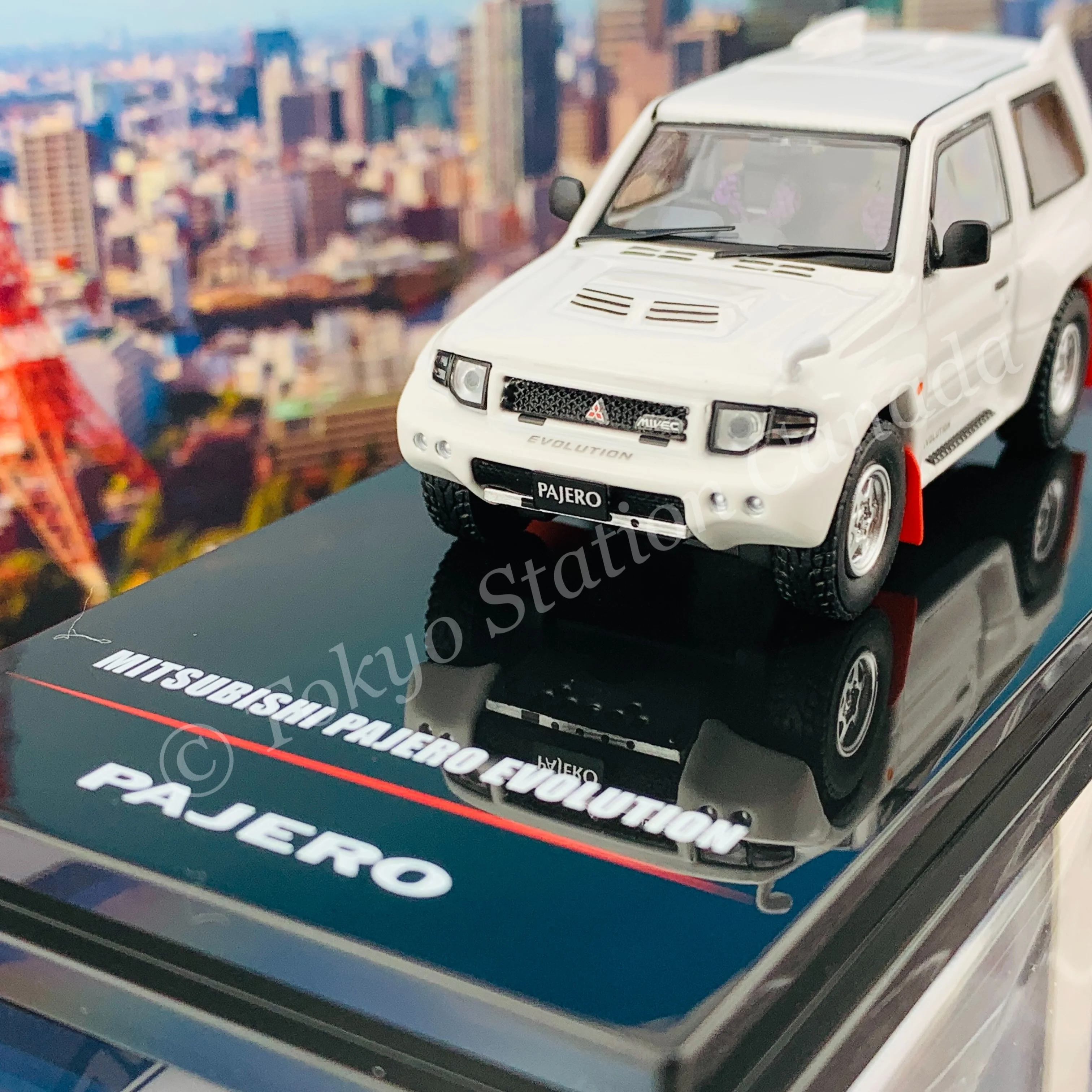 INNO64 1/64 MITSUBISHI PAJERO EVOLUTION White With Extra Wheels IN64-EVOP-PH - Image 2