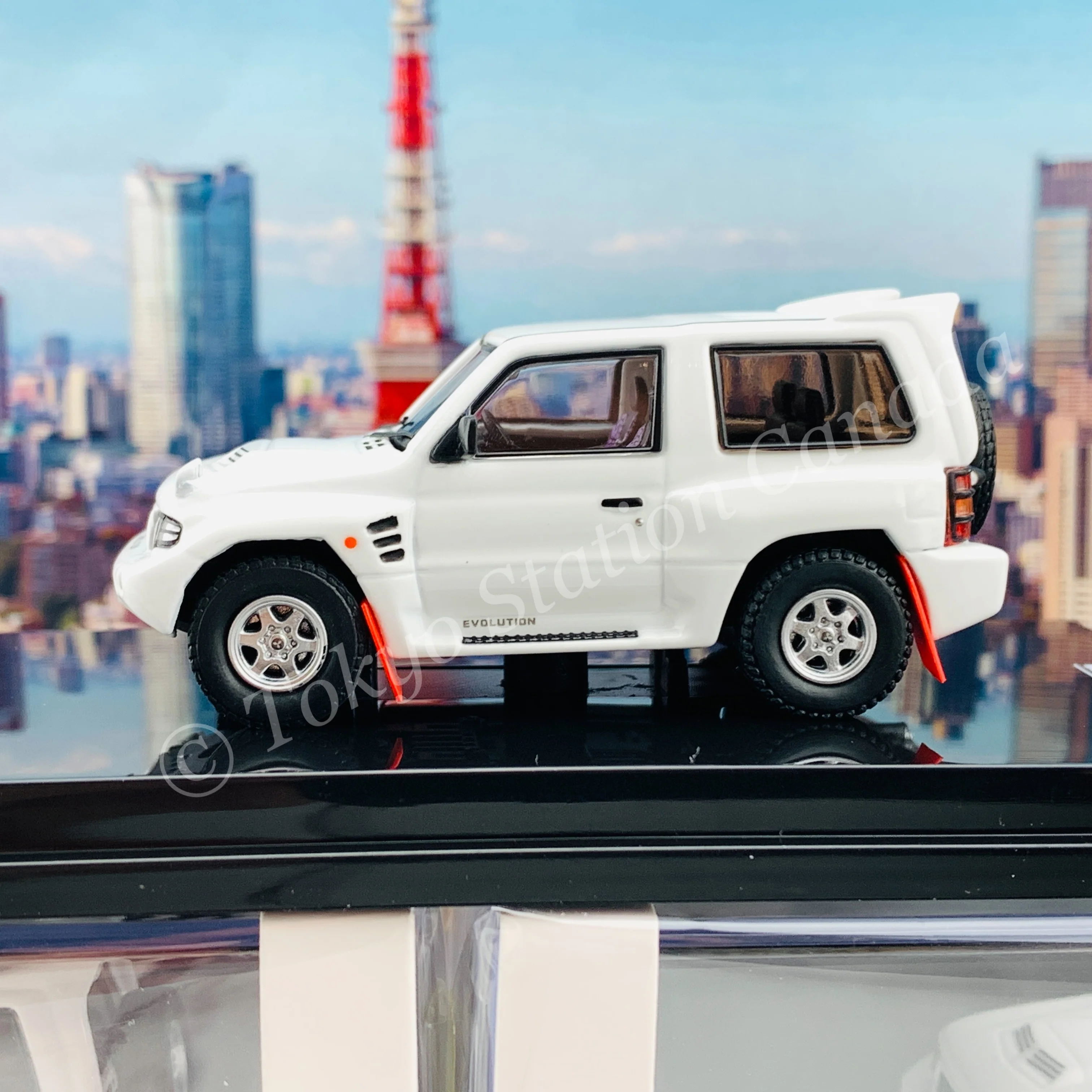 INNO64 1/64 MITSUBISHI PAJERO EVOLUTION White With Extra Wheels IN64-EVOP-PH - Image 5