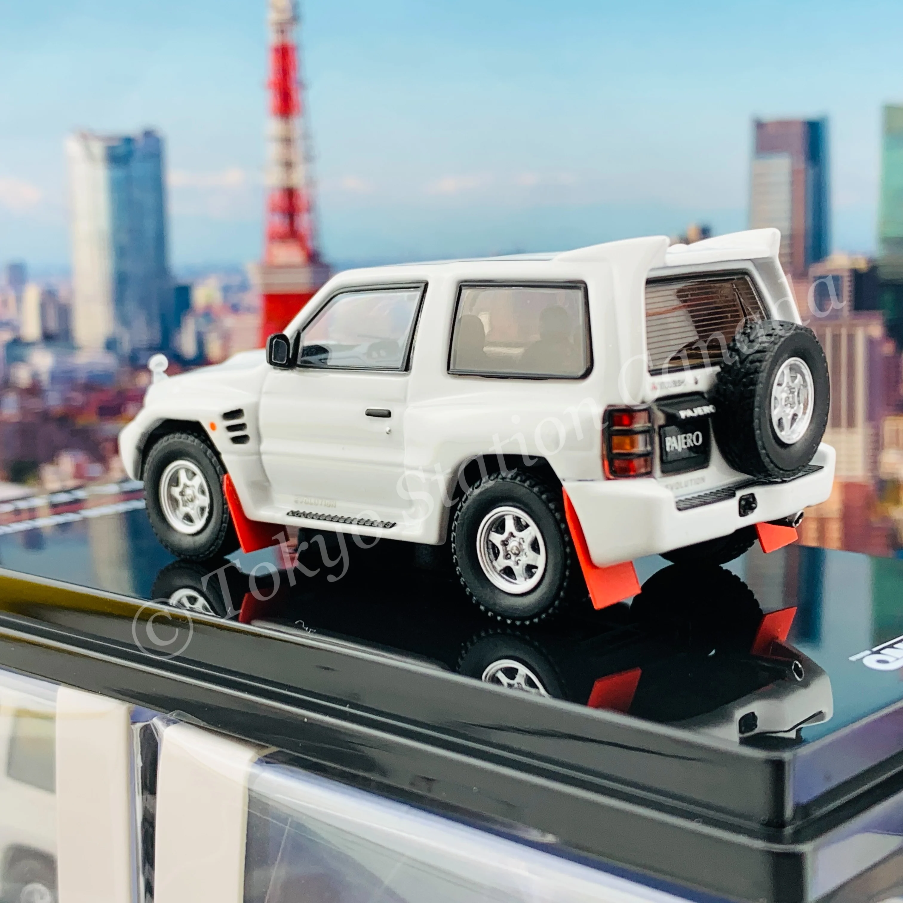 INNO64 1/64 MITSUBISHI PAJERO EVOLUTION White With Extra Wheels IN64-EVOP-PH - Image 6