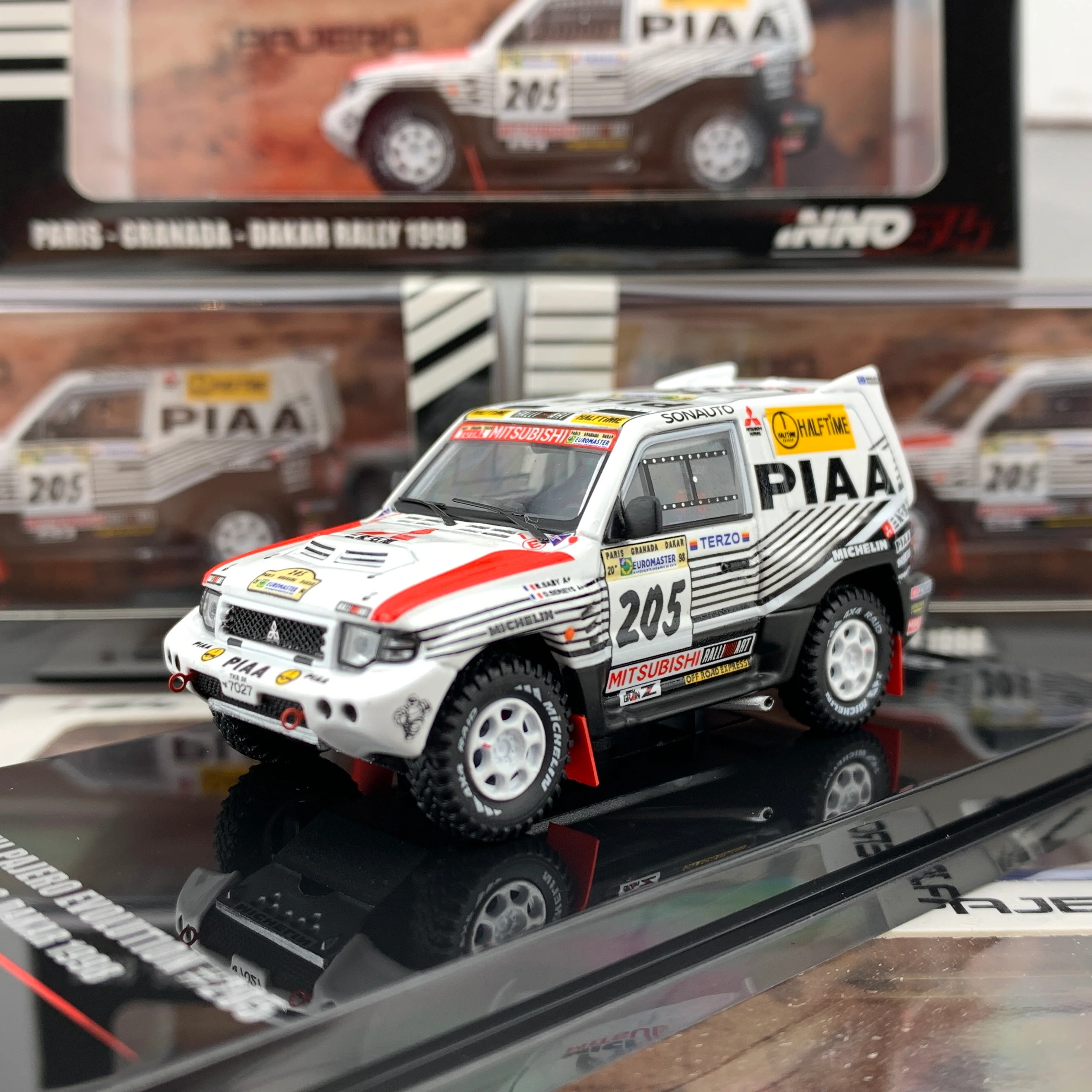 INNO64 1/64 MITSUBISHI PAJERO EVOLUTION #205 "PIAA"  Paris - Dakar 1998  IN64-EVOP-PIAA98 - Image 5