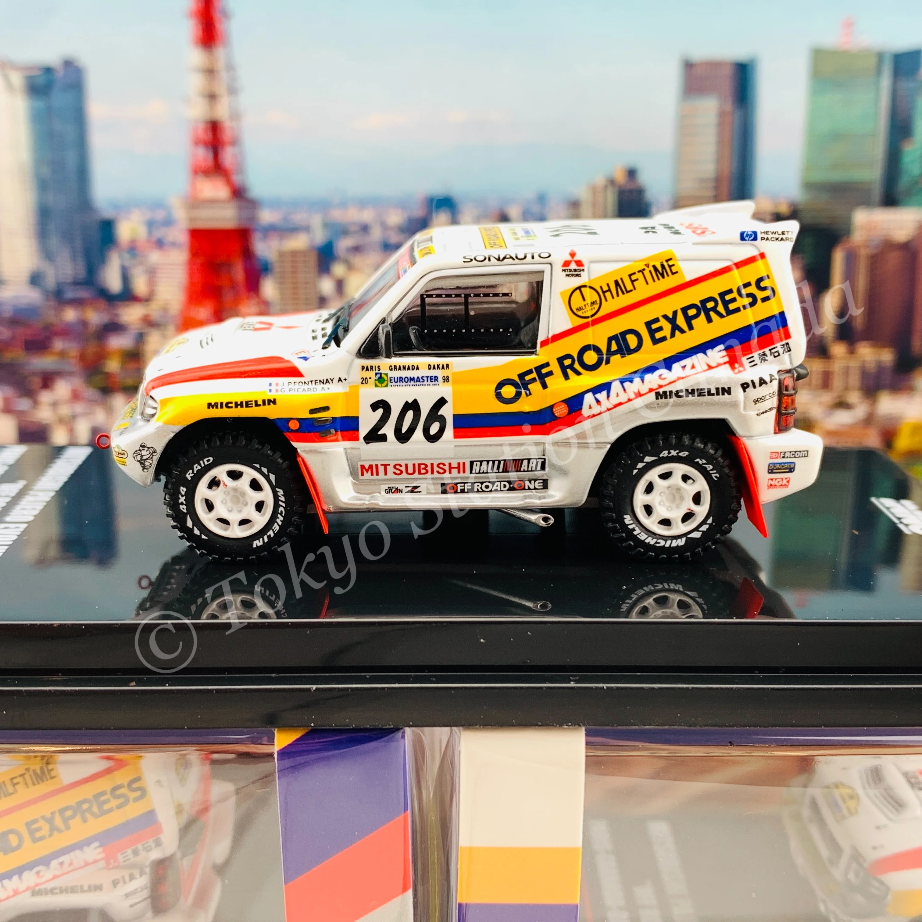 INNO64 1/64 MITSUBISHI PAJERO EVOLUTION #206 "OFF ROAD EXPRESS" Paris - Granada - Dakar 1998 Winner IN64-EVOP-OFE98 - Image 3