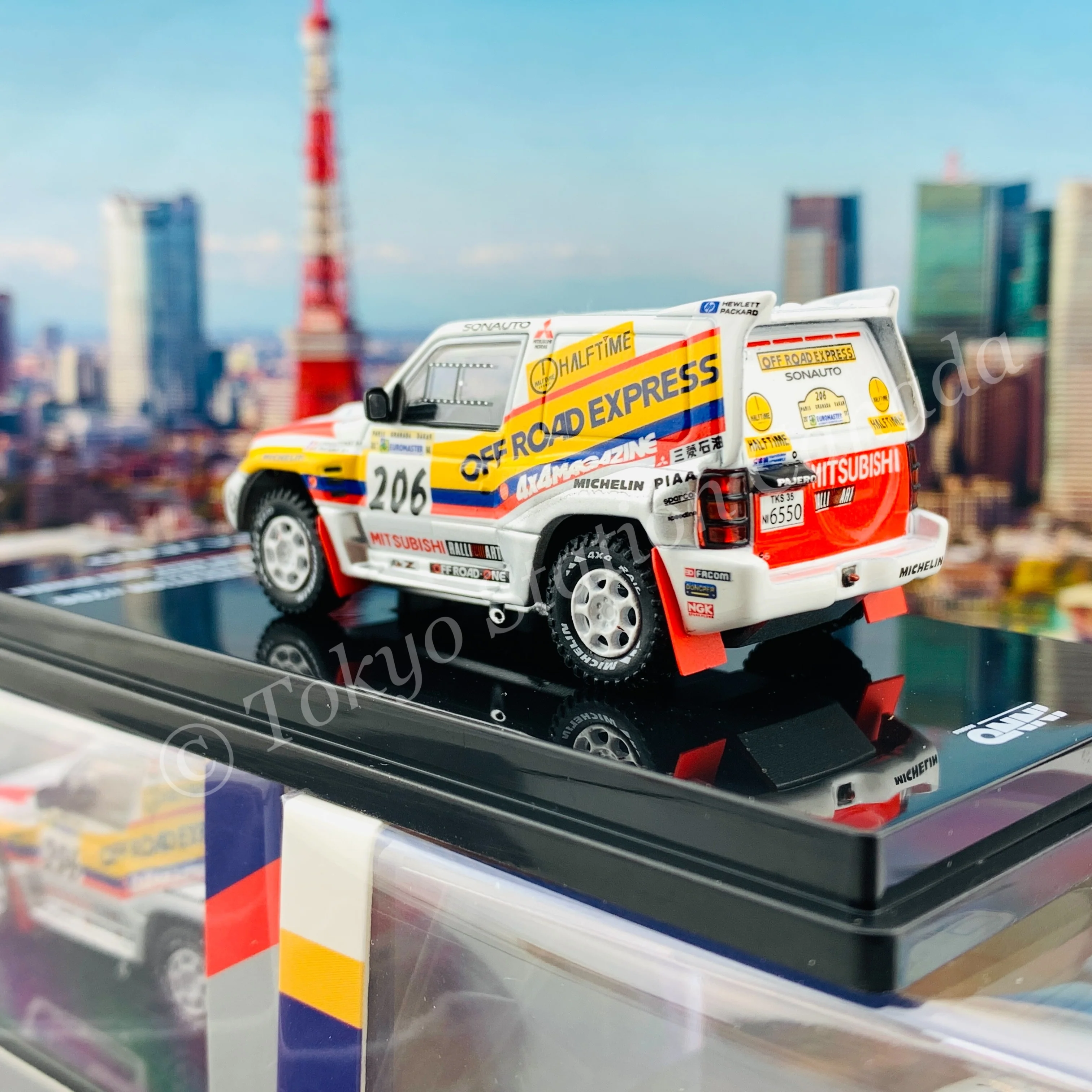 INNO64 1/64 MITSUBISHI PAJERO EVOLUTION #206 "OFF ROAD EXPRESS" Paris - Granada - Dakar 1998 Winner IN64-EVOP-OFE98 - Image 4