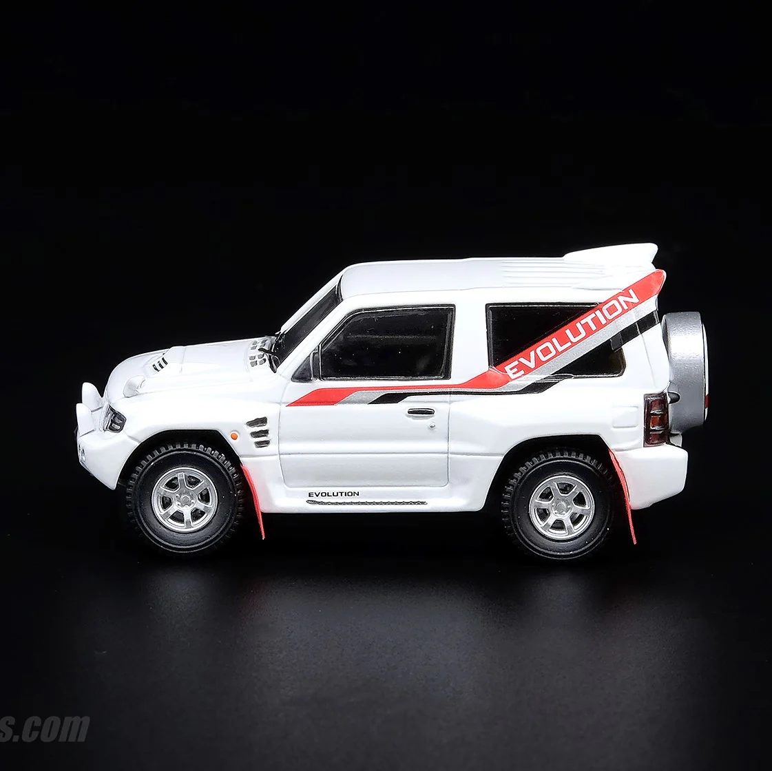 INNO64 1/64 MITSUBISHI PAJERO EVOLUTION White With Extra Wheels IN64-EVOP-WHI - Image 3